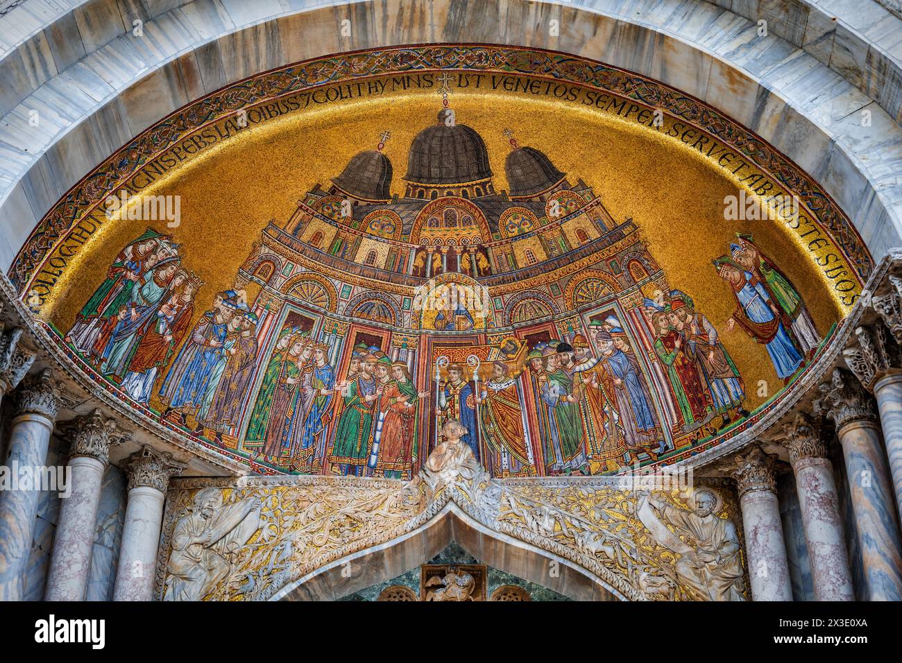 St San Marco (Basilica di San Marco) a Venezia, Italia. Mosaico in stile bizantino (XIII secolo) che rappresenta il corpo di San Marco trasportato nel B Foto Stock