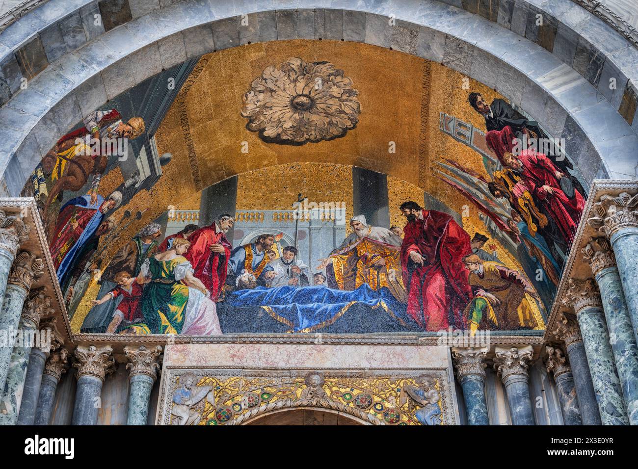 St Basilica di San Marco a Venezia. Mosaico con il doge Giustiniano Partecipazio e il governo della Repubblica in adorazione Foto Stock