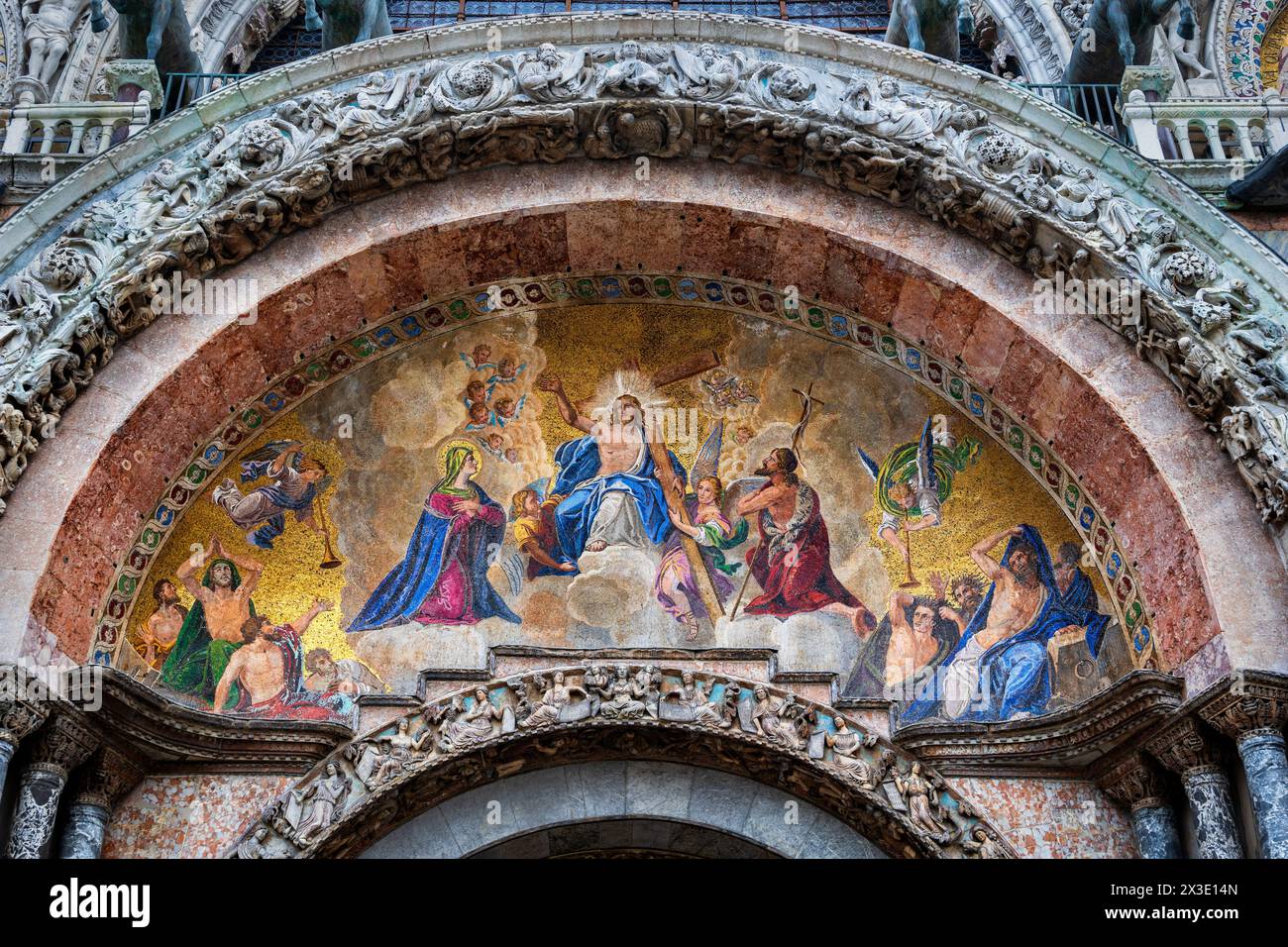 Il mosaico del giudizio universale con Gesù Cristo su San Marco Basilica (Basilica di San Marco) portale principale a Venezia, Italia. Foto Stock