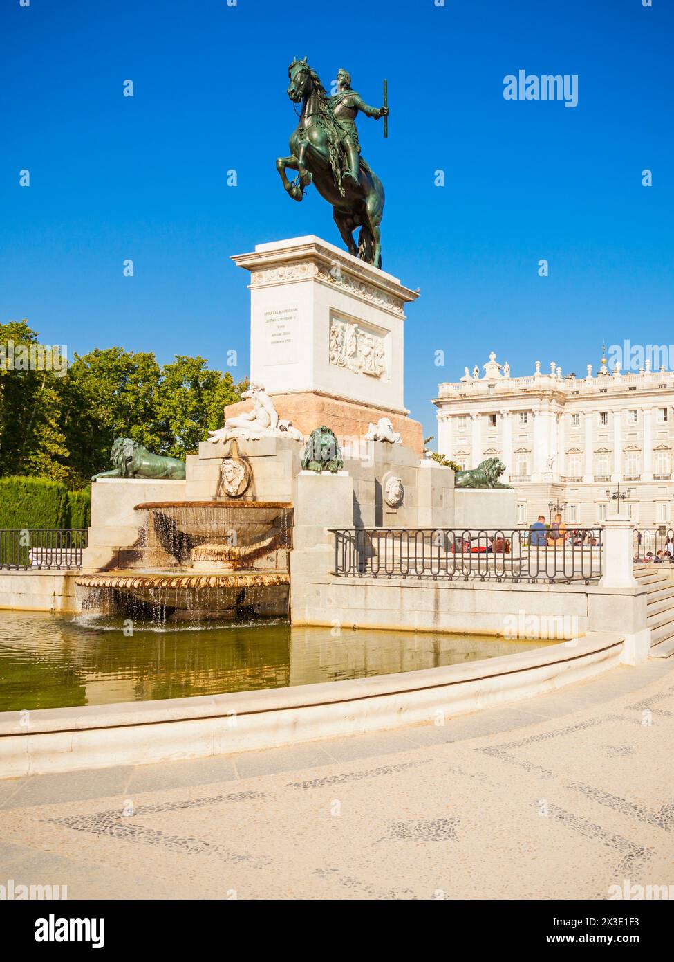 Filippo IV di Spagna monumento e Palazzo Reale di Madrid, la residenza ufficiale della famiglia reale spagnola di Madrid in Spagna Foto Stock