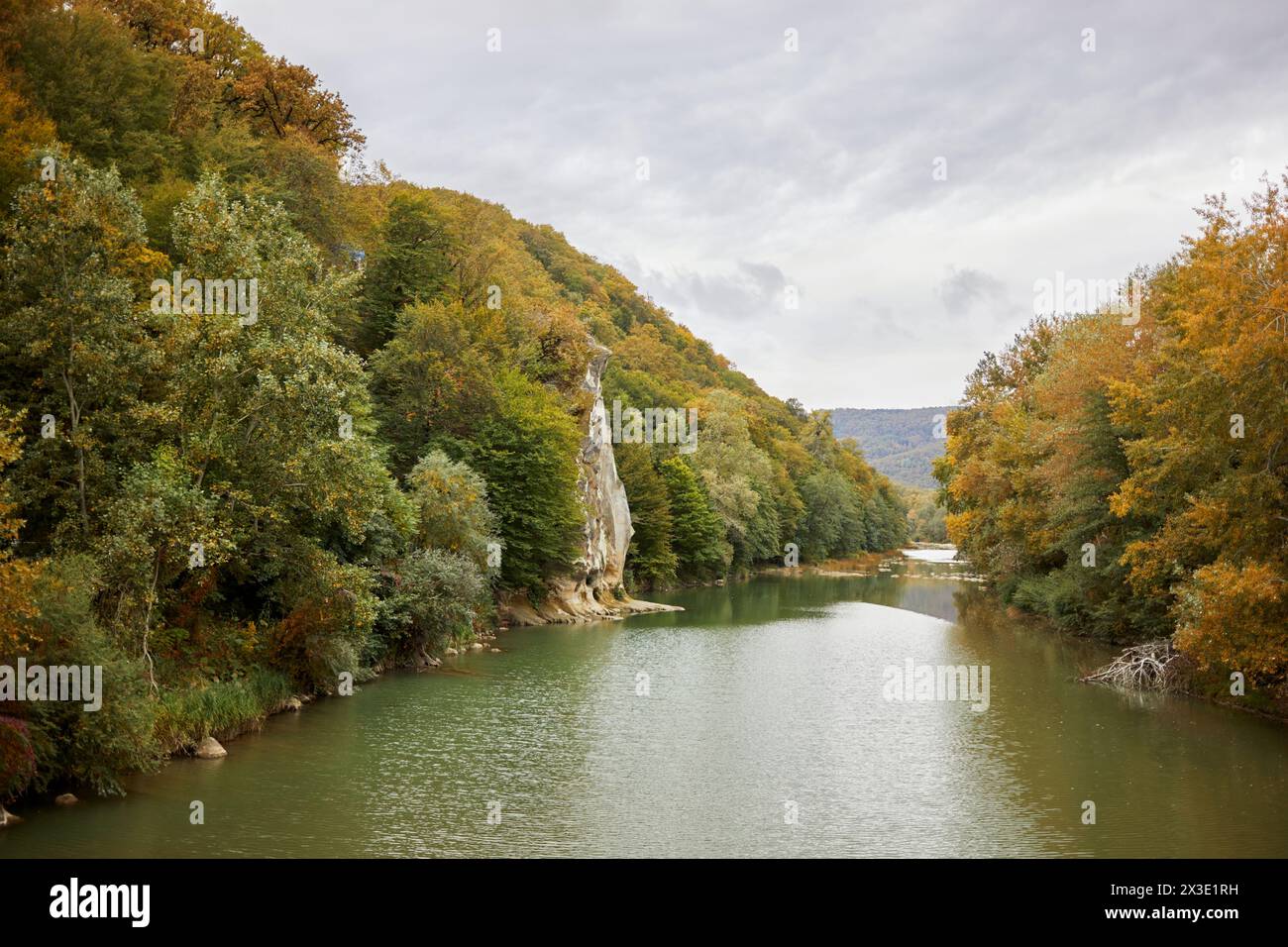 Alberi e rocce Petushok sulla riva del fiume Psekups a Goryachiy Kluch, regione di Krasnodar, Russia. Foto Stock