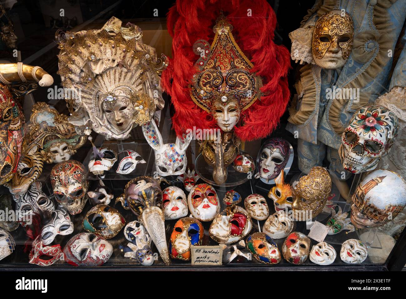 Maschere di carnevale veneziane tradizionali a Venezia, in Italia, autentiche e originali, uniche maschere artigianali realizzate in carta mache in mostra sul Rial Foto Stock
