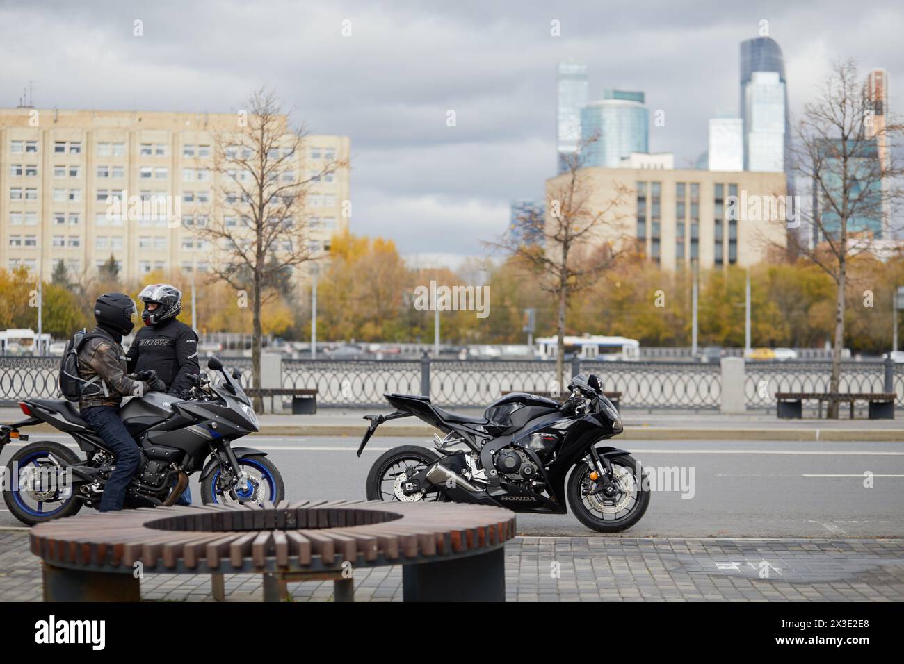 MOSCA, RUSSIA - 19 ottobre 2017: Due uomini con moto Yamaha diversion e Honda Fireblade sul lungofiume di Mosca. Foto Stock