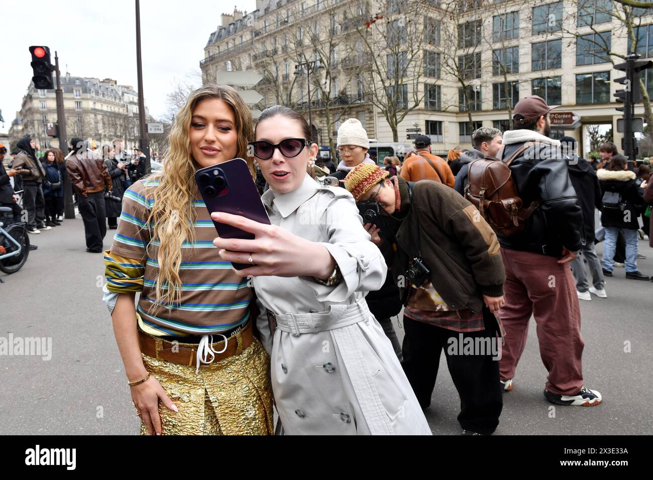 Emili Sindlev - Streestyle alla Paris Fashion Week - fuori MiuMiu - Conseil économique et social - Parigi - Francia Foto Stock