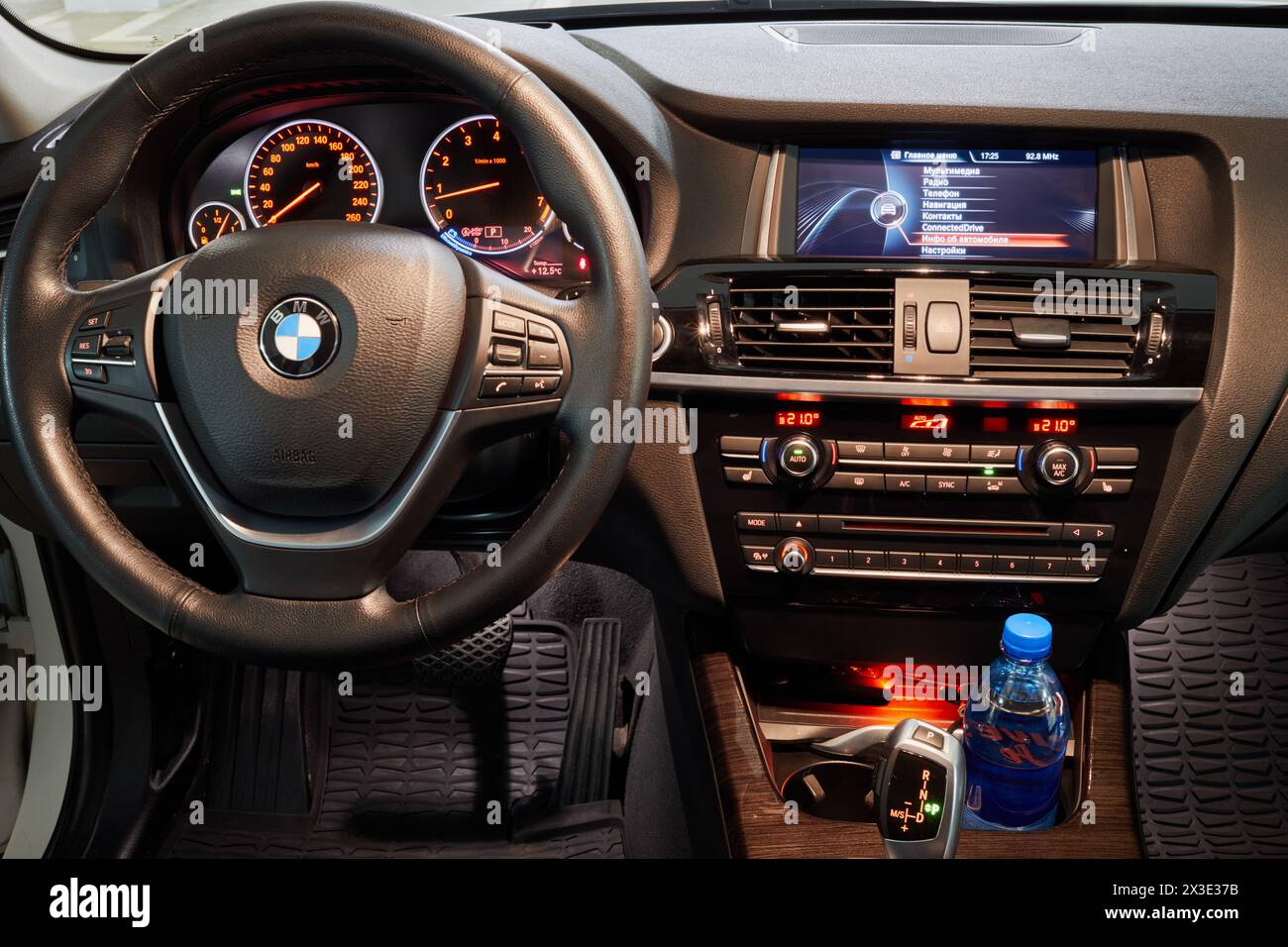 MOSCA, RUSSIA - 17 novembre 2017: Sedile del conducente, volante, cruscotto, menu interfaccia russo dell'auto BMW. Foto Stock