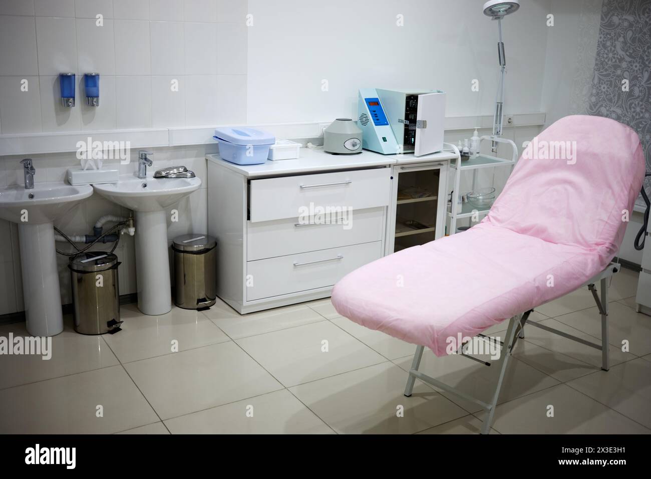 Interno del salone di bellezza, poltrona cosmetologica rosa e attrezzature. Foto Stock