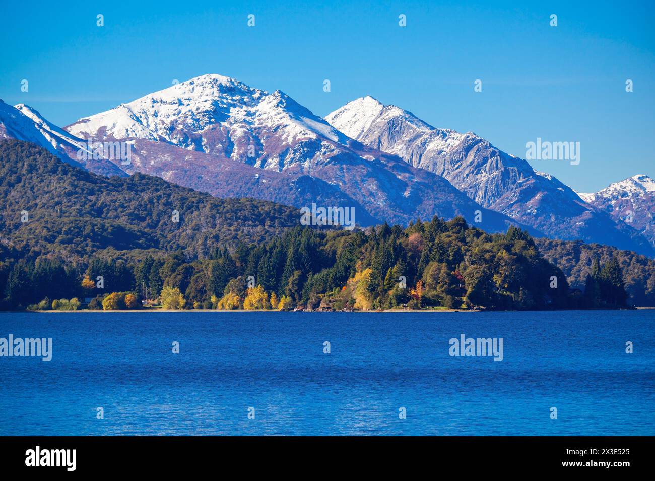 Tronador Mountain e Nahuel Huapi Lake, Bariloche. Tronador è uno stratovulcano estinto nelle Ande meridionali, situato nei pressi della città argentina di Bar Foto Stock