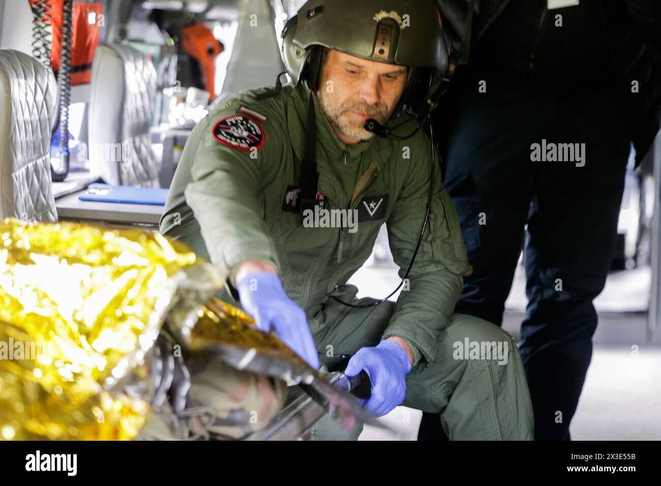 Breslavia, Breslavia, Polonia. 26 aprile 2024. La Land Forces Academy di Wroclaw condusse addestramento - medicina sul campo di battaglia. Gli studenti, i futuri soldati, hanno migliorato le loro abilità nell'uso della medicina d'emergenza sul campo di battaglia. (Credit Image: © Krzysztof Zatycki/ZUMA Press Wire) SOLO PER USO EDITORIALE! Non per USO commerciale! Foto Stock