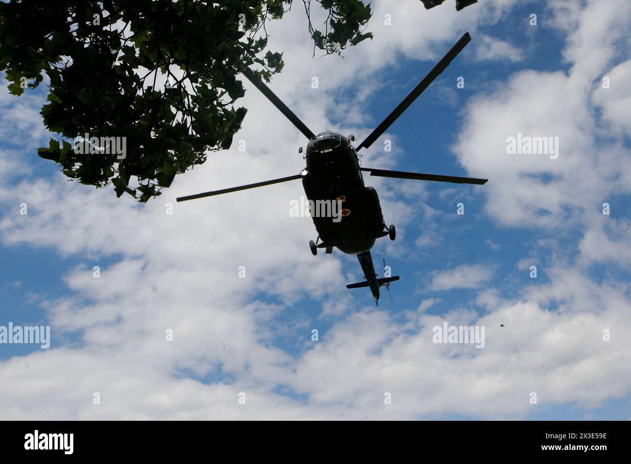 Breslavia, Breslavia, Polonia. 26 aprile 2024. La Land Forces Academy di Wroclaw condusse addestramento - medicina sul campo di battaglia. Gli studenti, i futuri soldati, hanno migliorato le loro abilità nell'uso della medicina d'emergenza sul campo di battaglia. (Credit Image: © Krzysztof Zatycki/ZUMA Press Wire) SOLO PER USO EDITORIALE! Non per USO commerciale! Foto Stock