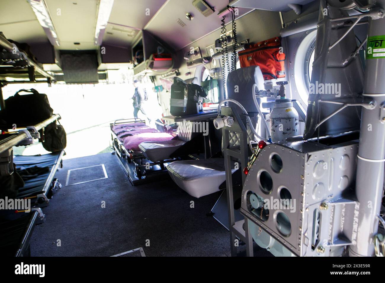 Breslavia, Breslavia, Polonia. 26 aprile 2024. La Land Forces Academy di Wroclaw condusse addestramento - medicina sul campo di battaglia. Gli studenti, i futuri soldati, hanno migliorato le loro abilità nell'uso della medicina d'emergenza sul campo di battaglia. (Credit Image: © Krzysztof Zatycki/ZUMA Press Wire) SOLO PER USO EDITORIALE! Non per USO commerciale! Foto Stock