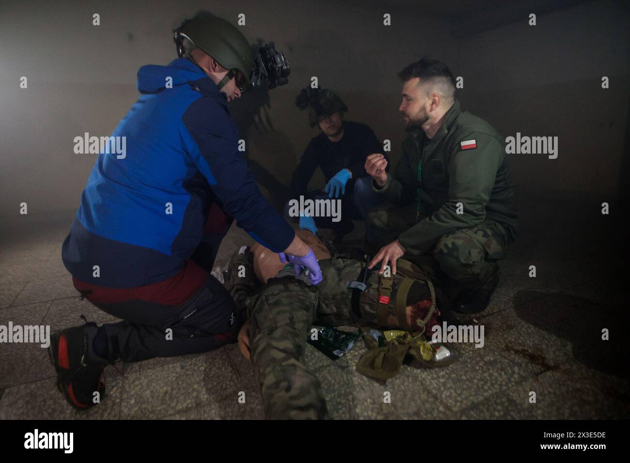 Breslavia, Breslavia, Polonia. 26 aprile 2024. La Land Forces Academy di Wroclaw condusse addestramento - medicina sul campo di battaglia. Gli studenti, i futuri soldati, hanno migliorato le loro abilità nell'uso della medicina d'emergenza sul campo di battaglia. (Credit Image: © Krzysztof Zatycki/ZUMA Press Wire) SOLO PER USO EDITORIALE! Non per USO commerciale! Foto Stock