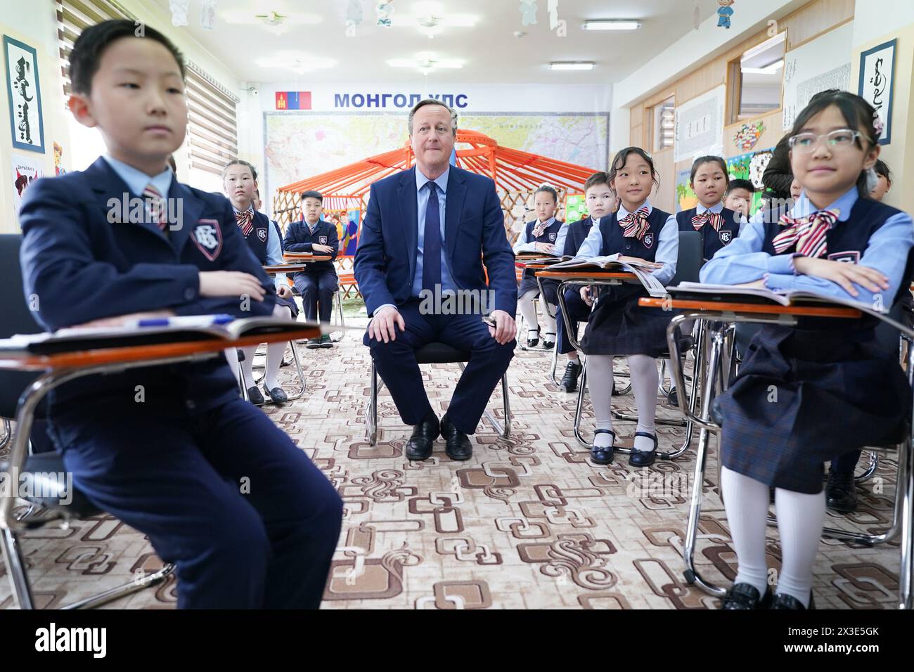 Il Segretario degli Esteri Lord David Cameron incontra gli alunni e prende parte a una lezione di inglese presso la Scuola No.23 di Ulan Bator, Mongolia, il quinto giorno del suo tour di cinque giorni nella regione dell'Asia centrale. Data foto: Venerdì 26 aprile 2024. Foto Stock