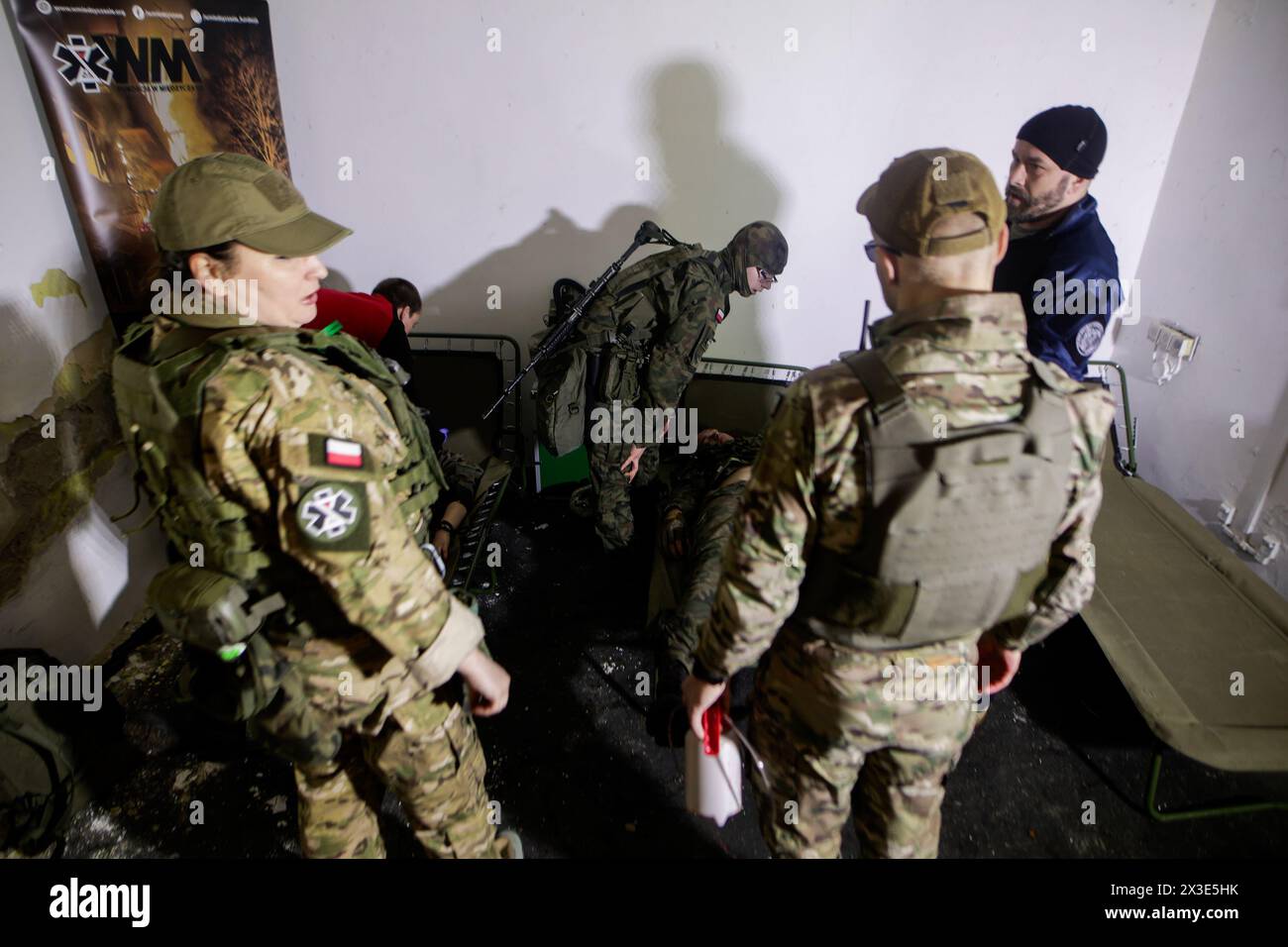 Breslavia, Breslavia, Polonia. 26 aprile 2024. La Land Forces Academy di Wroclaw condusse addestramento - medicina sul campo di battaglia. Gli studenti, i futuri soldati, hanno migliorato le loro abilità nell'uso della medicina d'emergenza sul campo di battaglia. (Credit Image: © Krzysztof Zatycki/ZUMA Press Wire) SOLO PER USO EDITORIALE! Non per USO commerciale! Foto Stock