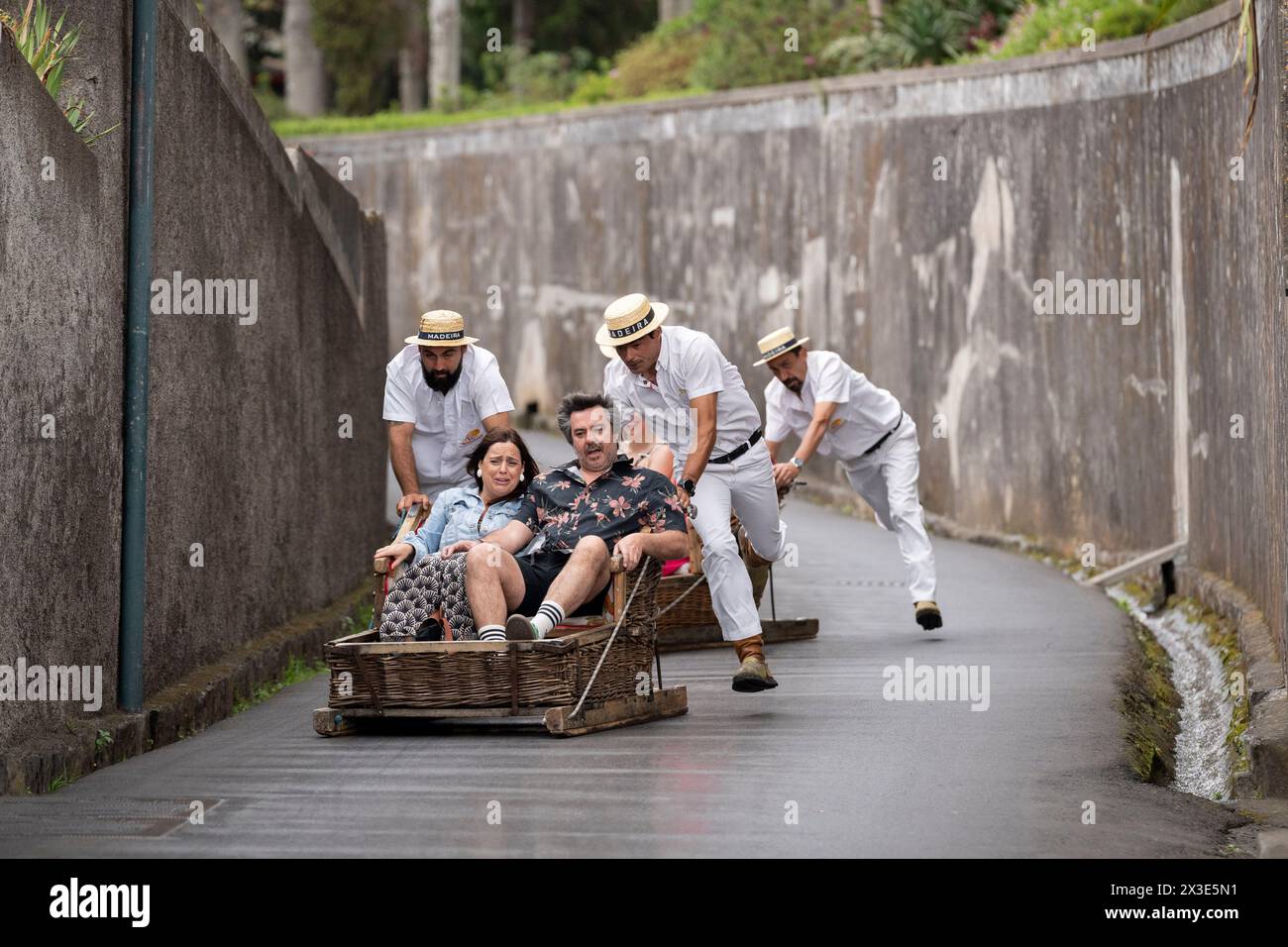 I passeggeri turistici percorreranno la famosa corsa in toboga "Carreiros de Monte" di Funchal, il 19 aprile 2024, a Funchal, Madeira, Portogallo. (Didascalia estesa in informazioni aggiuntive). Foto Stock