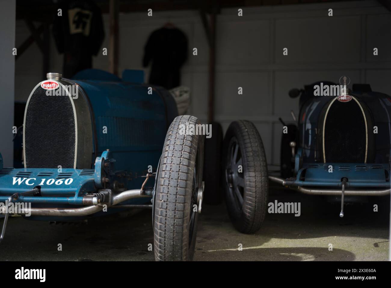 Bugatti Type 35s di Duncan Pittaway e Richard Wiseman, partecipanti al Trofeo Grover Williams, 81st Member' Meeting, Goodwood Motor Racing Circuit, Regno Unito Foto Stock