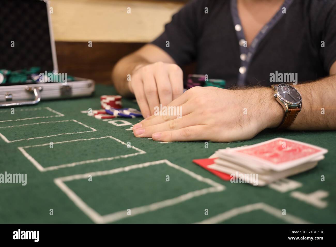 Mani maschili, patatine da casinò in caso, carte sul tavolo verde durante la partita Foto Stock