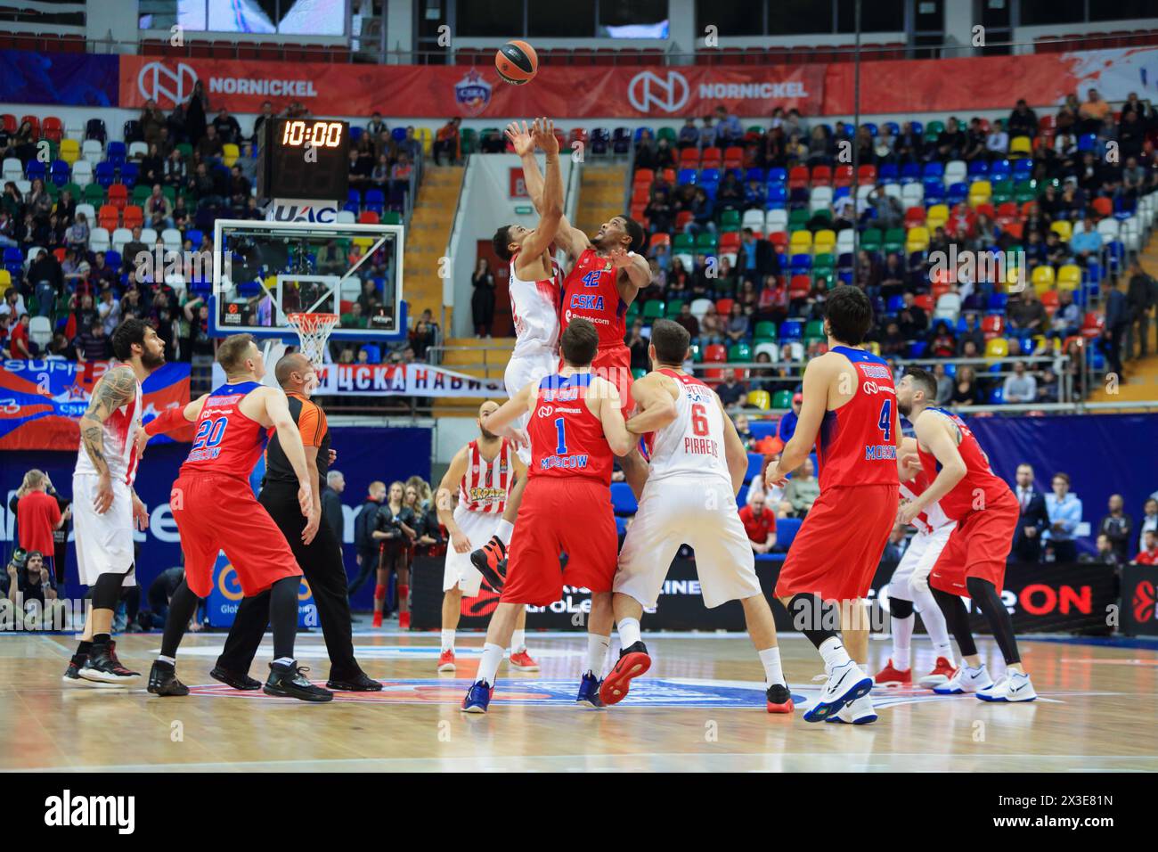 MOSCA - APR 7, 2017: Partita di basket Euroleague CSKA Mosca (Russia) - Olympiakos (Grecia) nello stadio Megasport Foto Stock