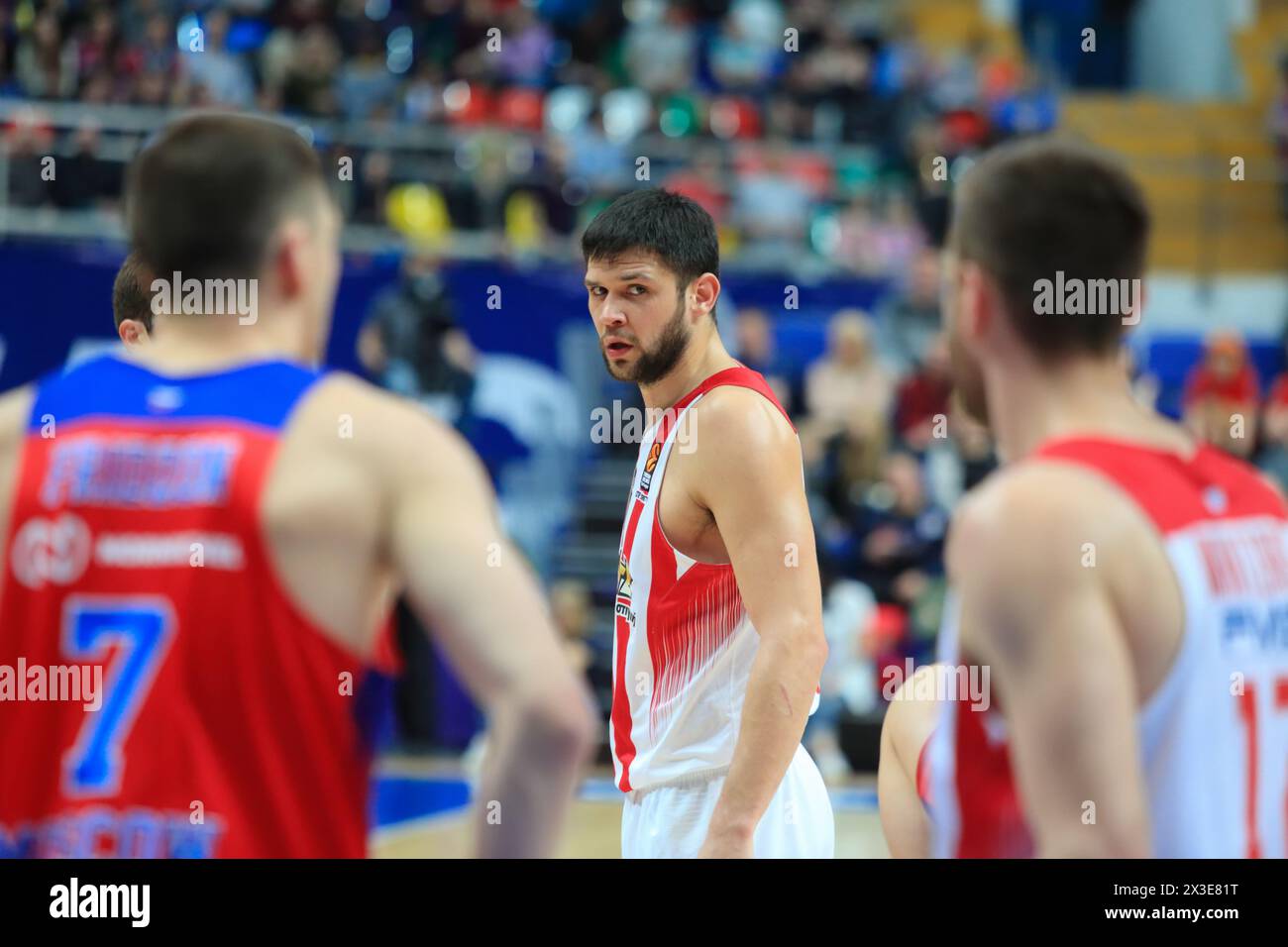 MOSCA - APR 7, 2017: Gli uomini alla partita di basket Euroleague CSKA Mosca (Russia) - Olympiakos (Grecia) allo stadio Megasport Foto Stock