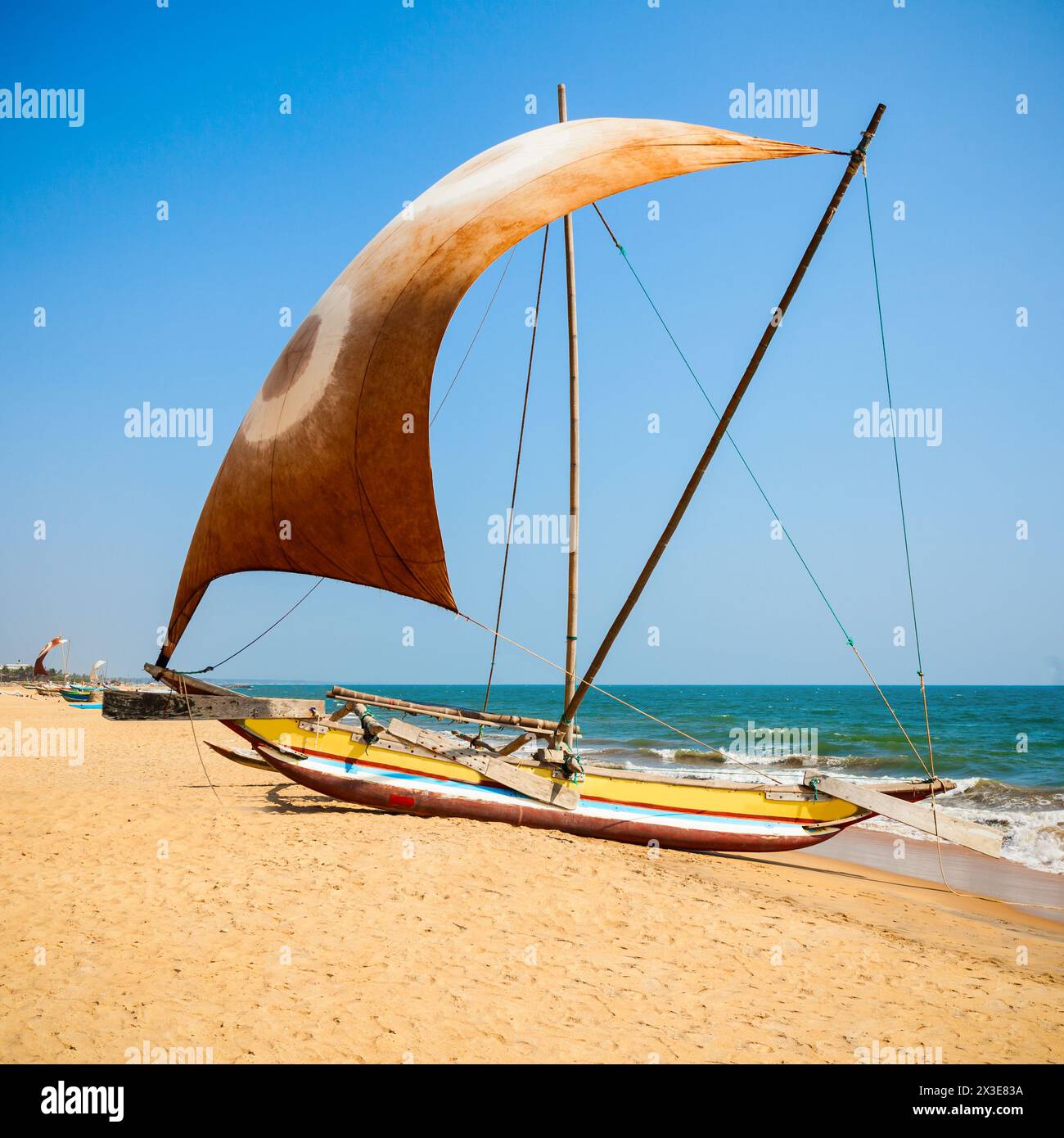Bellezza imbarcazione turistica a Negombo spiaggia. Negombo è una grande città situata sulla costa occidentale dello Sri Lanka. Foto Stock
