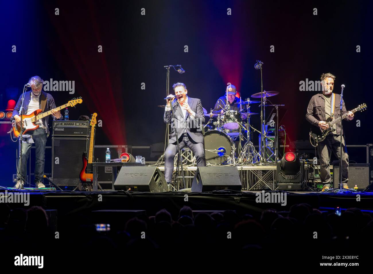 Mantova, Italia. 24 aprile 2024. Tony Hadley, nome d'arte di Anthony Patrick Hadley con la Fabulous TH Band, canta sul palco durante le sue esibizioni dal vivo per â&#x80;&#x9c;Mad About You con la Fabulous TH Band European Tourâ&#x80;&#x9d; al PalaUnical Theatre il 24 aprile 2024 a Mantova, Italia. Credito: Agenzia fotografica indipendente/Alamy Live News Foto Stock