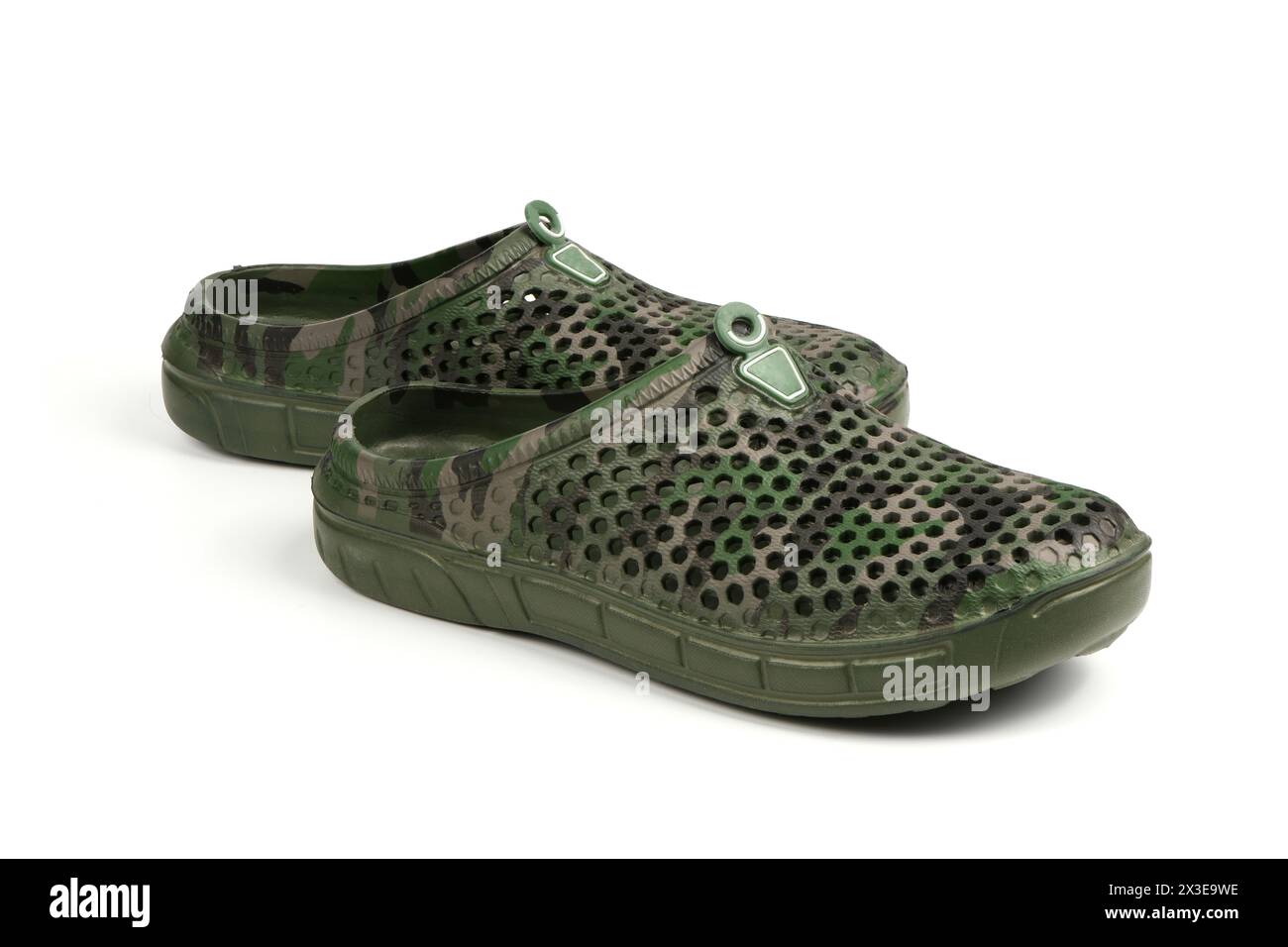 Coppia di galosci verdi scuri isolati su sfondo bianco. Scarpe per le giornate piovose. Foto ad alta risoluzione. Profondità di campo completa. Foto Stock