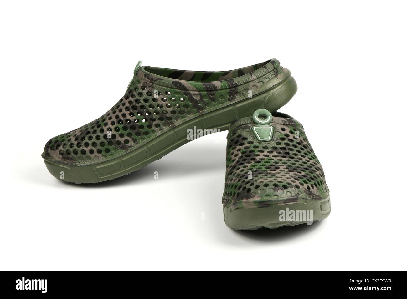 Coppia di galosci verdi scuri isolati su sfondo bianco. Scarpe per le giornate piovose. Foto ad alta risoluzione. Profondità di campo completa. Foto Stock