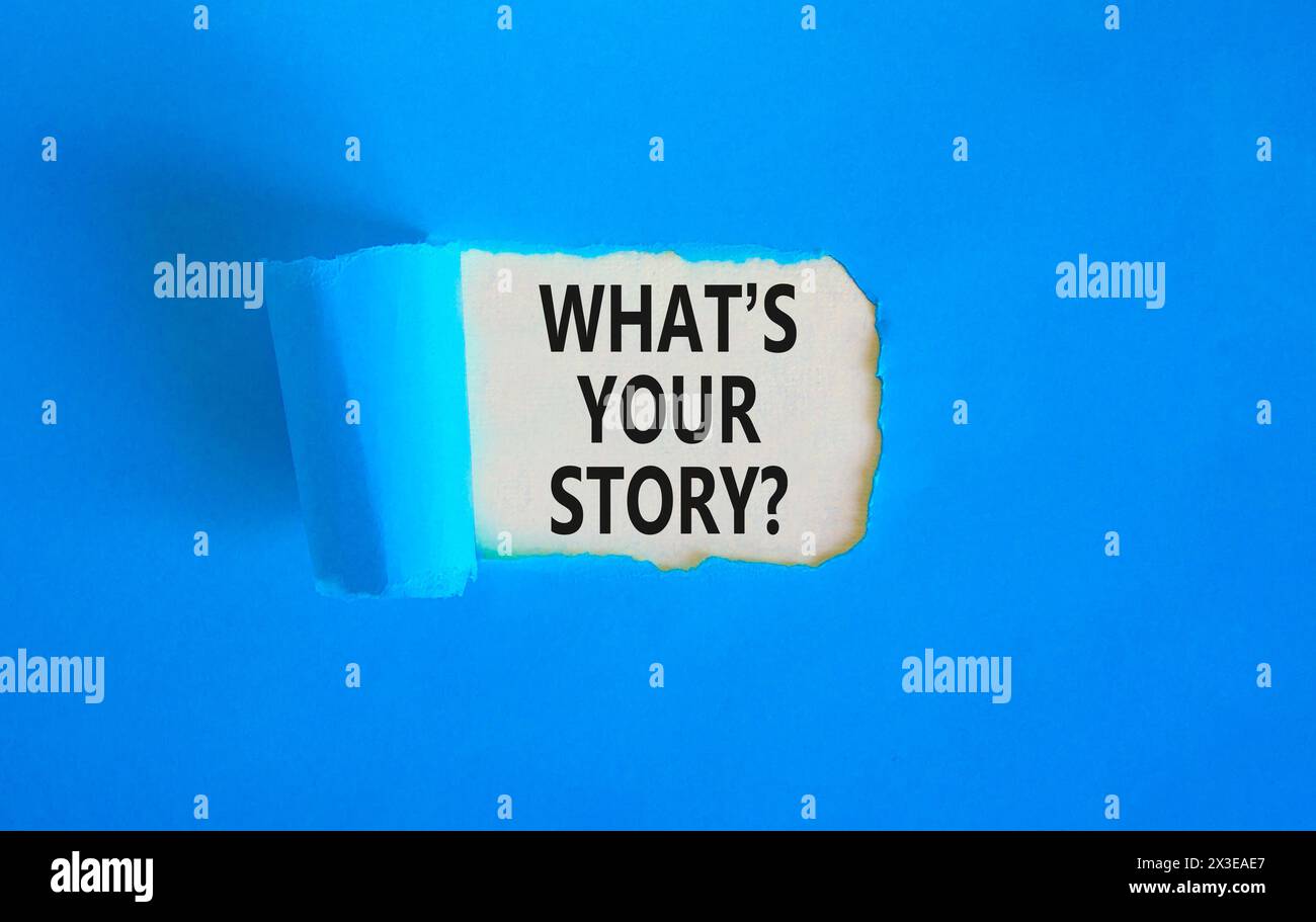 Narrazione e qual è il simbolo della tua storia. Parole concettuali qual è la tua storia su un bellissimo white paper. Splendido sfondo di carta blu. Storia d'affari Foto Stock