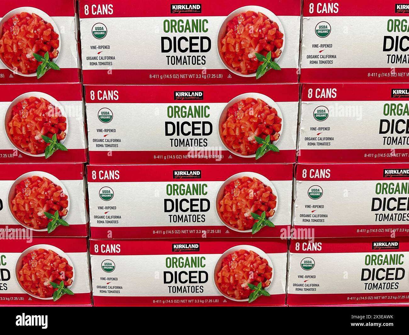 Scatole di lattine Kirkland di pomodori biologici a dadini Foto Stock