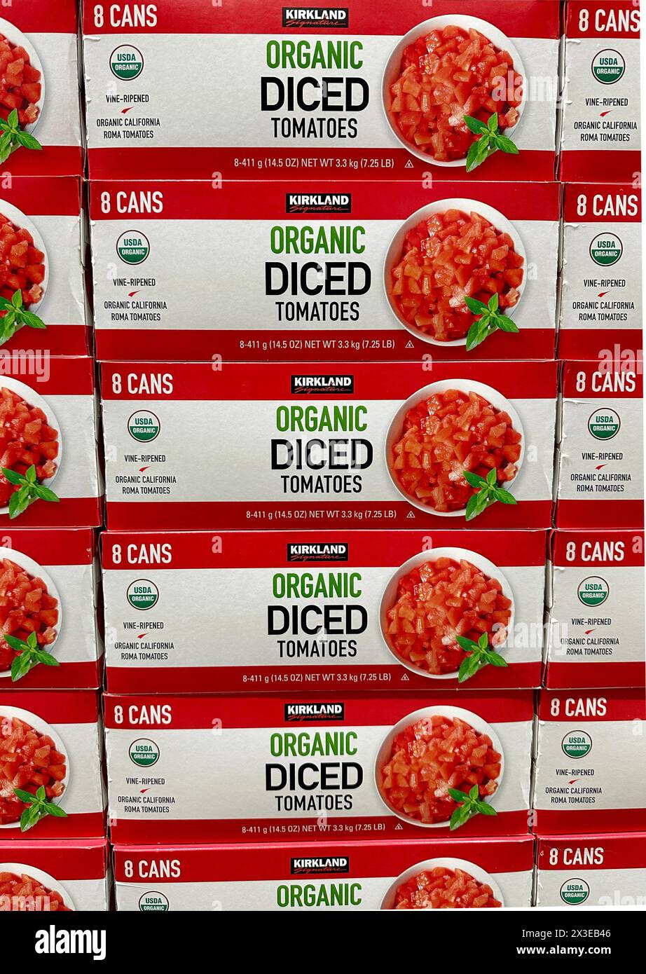 Scatole di lattine Kirkland di pomodori biologici a dadini Foto Stock