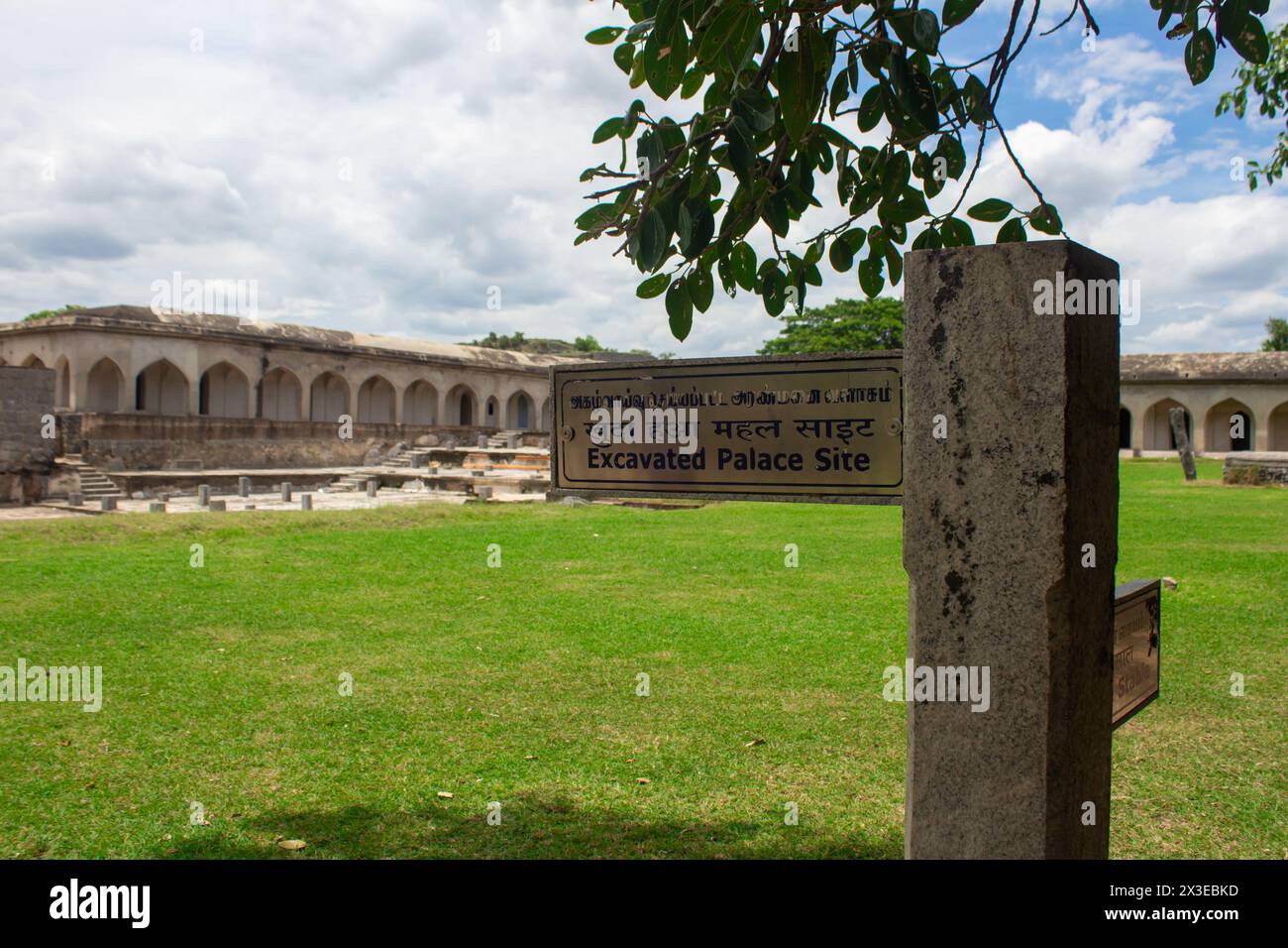 Gingee, Tamil Nadu, India - 17 settembre 2023: Vista del sito del palazzo scavato nel complesso del forte Gingee nel distretto di Villupuram, Tamil Nadu, India Foto Stock