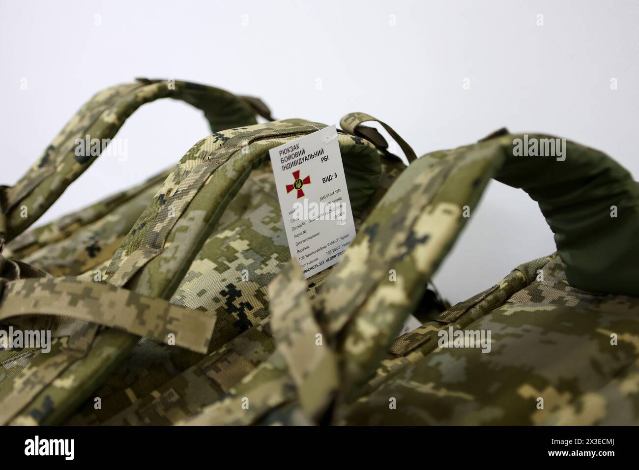 REGIONE DI IVANO-FRANKIVSK, UCRAINA - 25 APRILE 2024 - su uno zaino per i militari della fabbrica di Dzhavelina, regione di Ivano-Frankivsk, Ucraina occidentale. Foto Stock