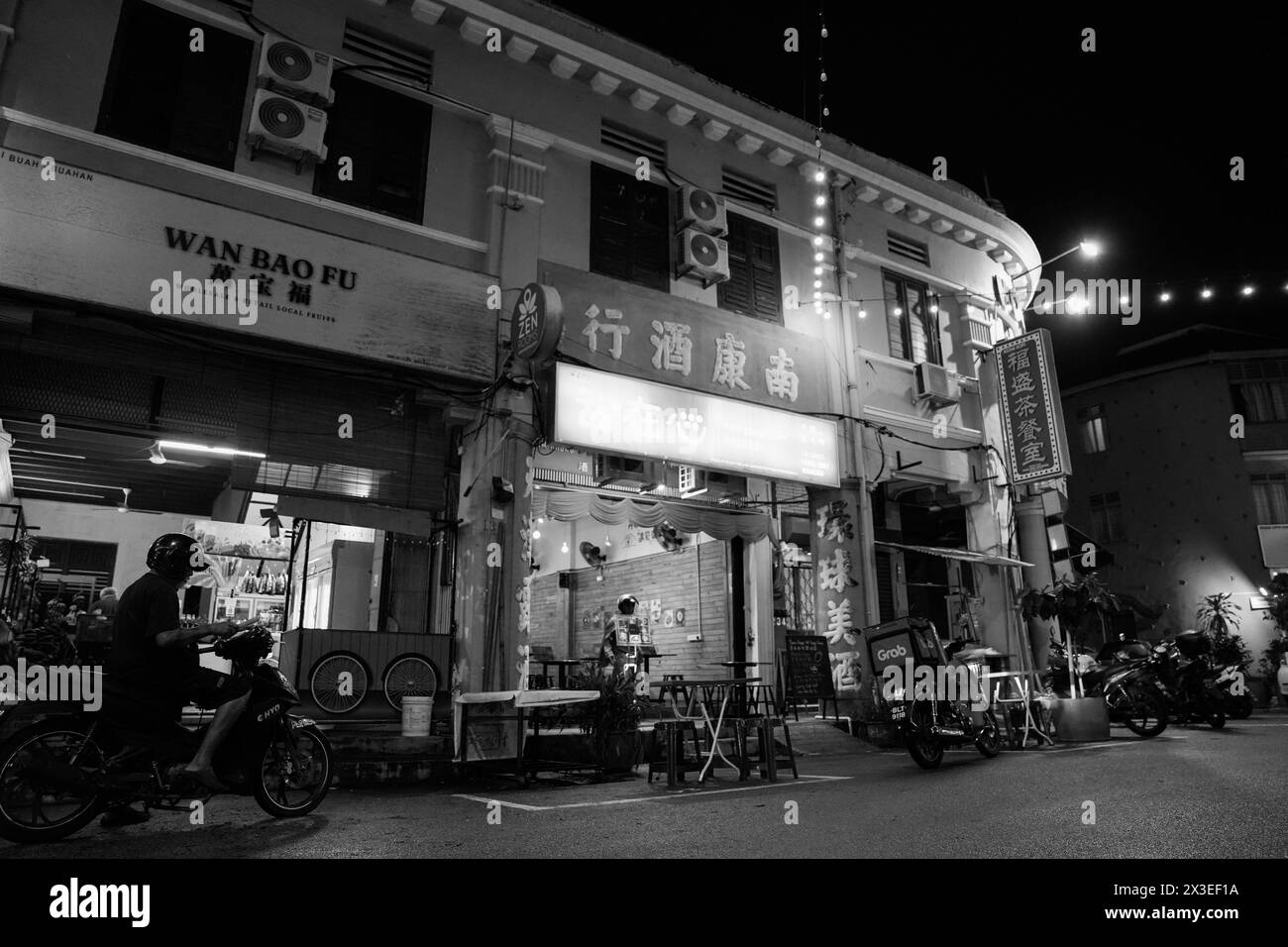 Atmosfera della storica città vecchia con strade ed edifici dell'epoca coloniale inglese a Georgetown, a Penang, in Malesia, nel sud-est asiatico Foto Stock