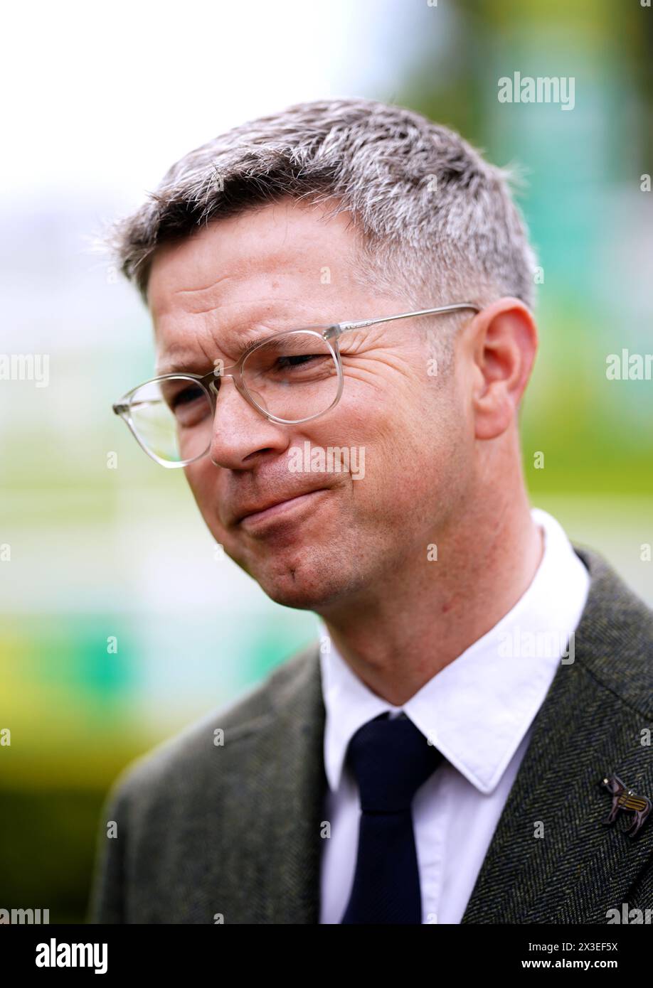 L'addestratore di cavalli Roger Varian dopo Charyn cavalcato dal fantino Silvestre De Sousa (non in foto) vince il miglio di mezzo nel giorno della celebrazione primaverile del 365 all'ippodromo di Sandown Park, Esher. Data foto: Venerdì 26 aprile 2024. Foto Stock