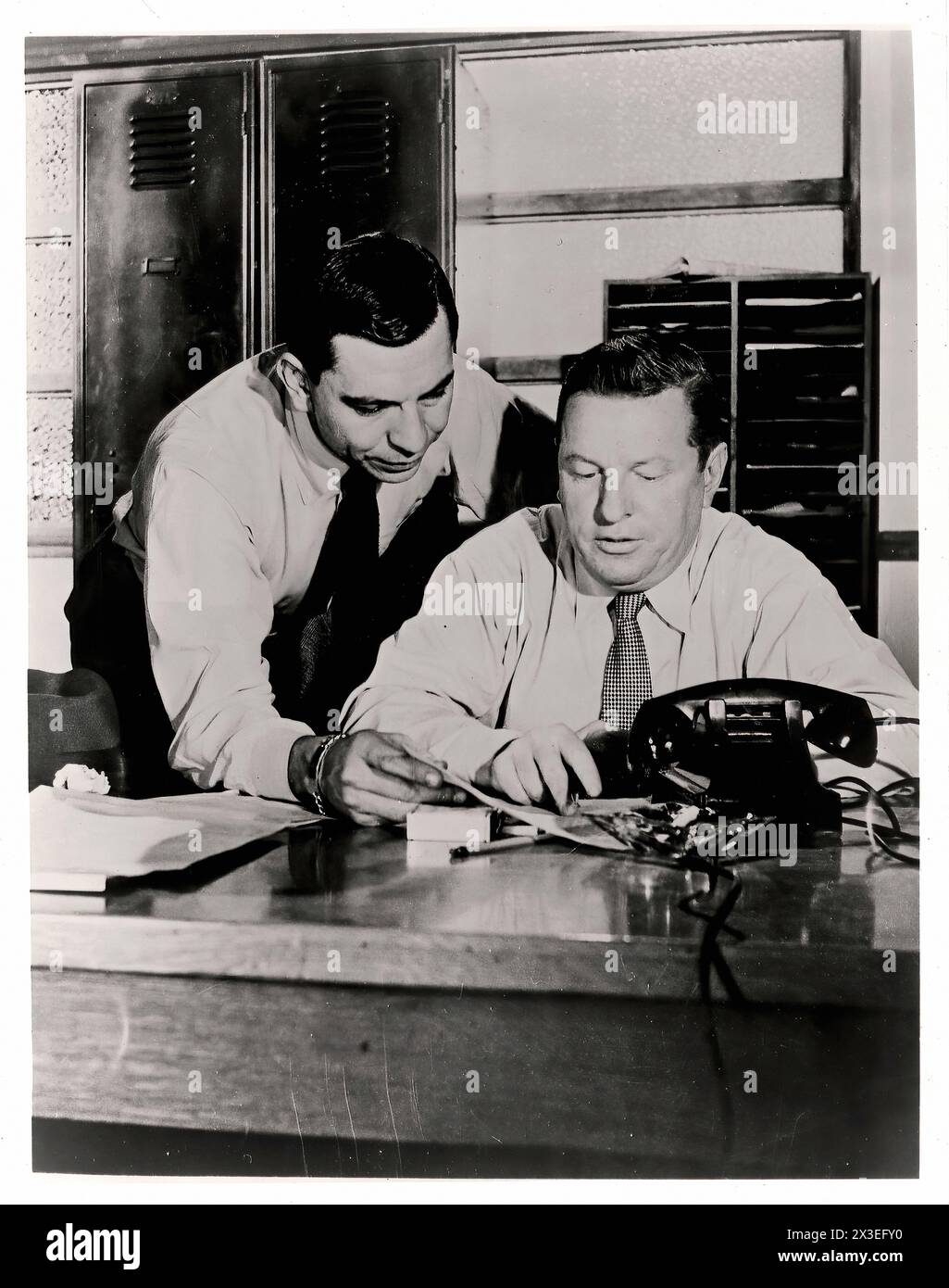 Sergente Friday & Officer Frank Smith, Dragnet - Stampa di film promozionale americano d'epoca Foto Stock