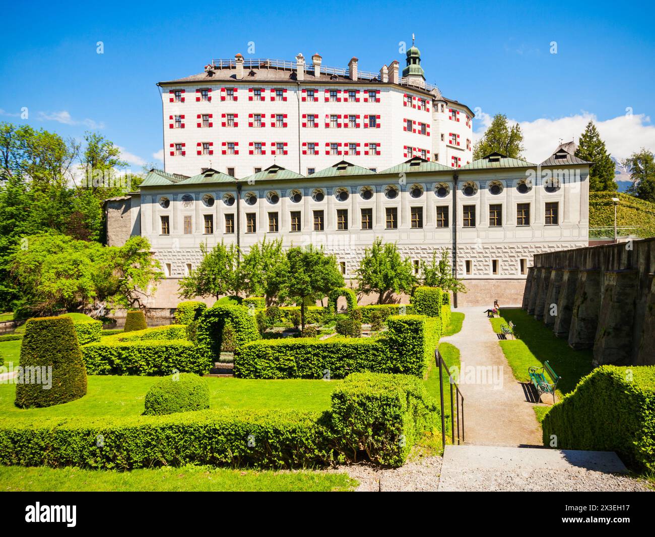 Il castello di Ambras o Schloss Ambras Innsbruck è un castello e palazzo situato a Innsbruck, la città capitale del Tirolo, Austria Foto Stock