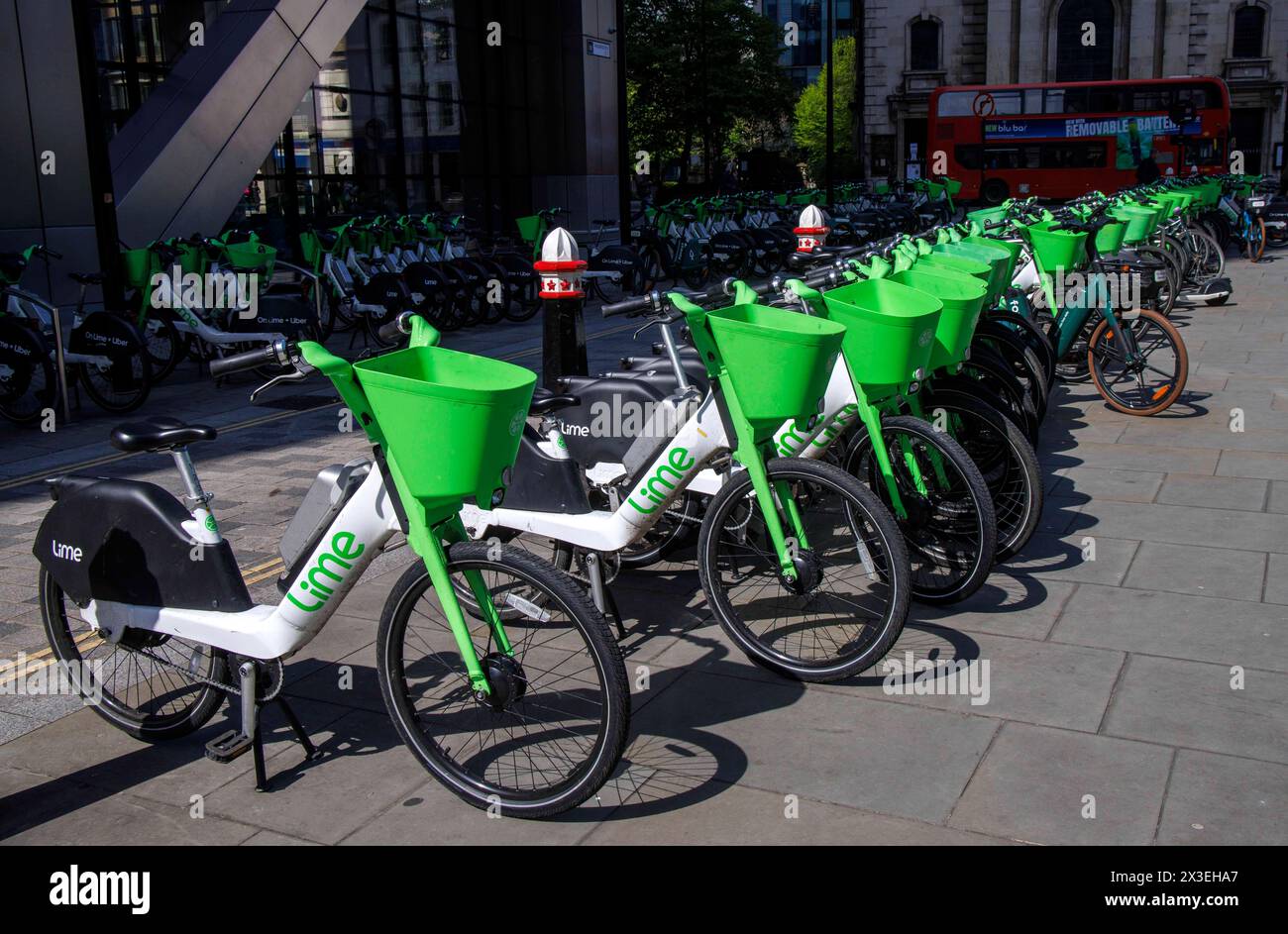Stazione/hub per biciclette lime a Londra. Fondata a San Francisco nel 2017, ci sono circa 30.000 biciclette a noleggio attualmente stimate nelle strade di Londra. Foto Stock