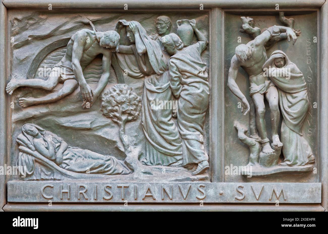 MILANO, ITALIA - 16 SETTEMBRE 2024: Il sollievo del Martirio di San Sebastiano sulla porta di bronzo della Cattedrale - Duomo di Arrigo Minerbi (1937 - 1948) Foto Stock