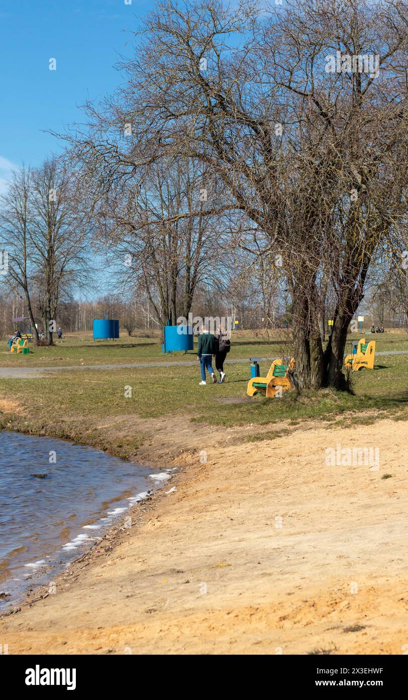 Gente che ama la giornata di sole nel parco Foto Stock