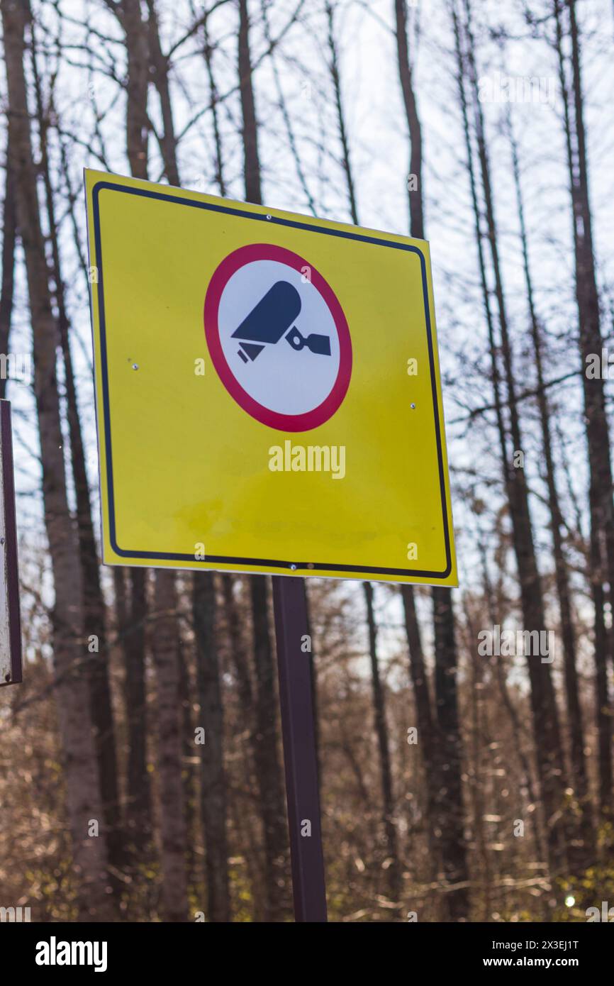 Segnale di avvertimento con il simbolo della telecamera di sorveglianza Foto Stock