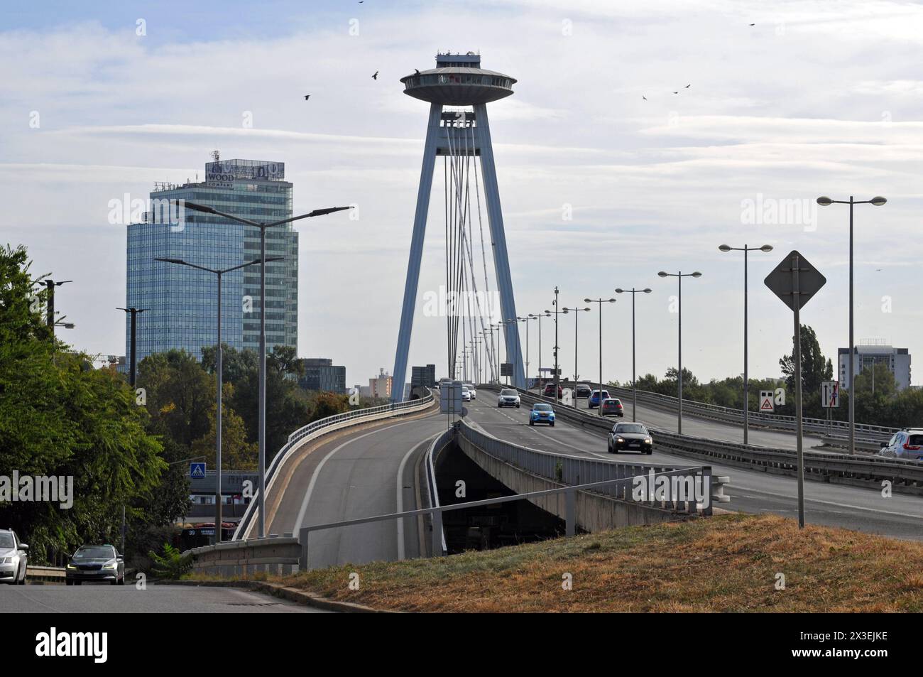 I veicoli viaggiano attraverso il Danubio sul ponte SNP di Bratislava, spesso chiamato ponte UFO. Foto Stock