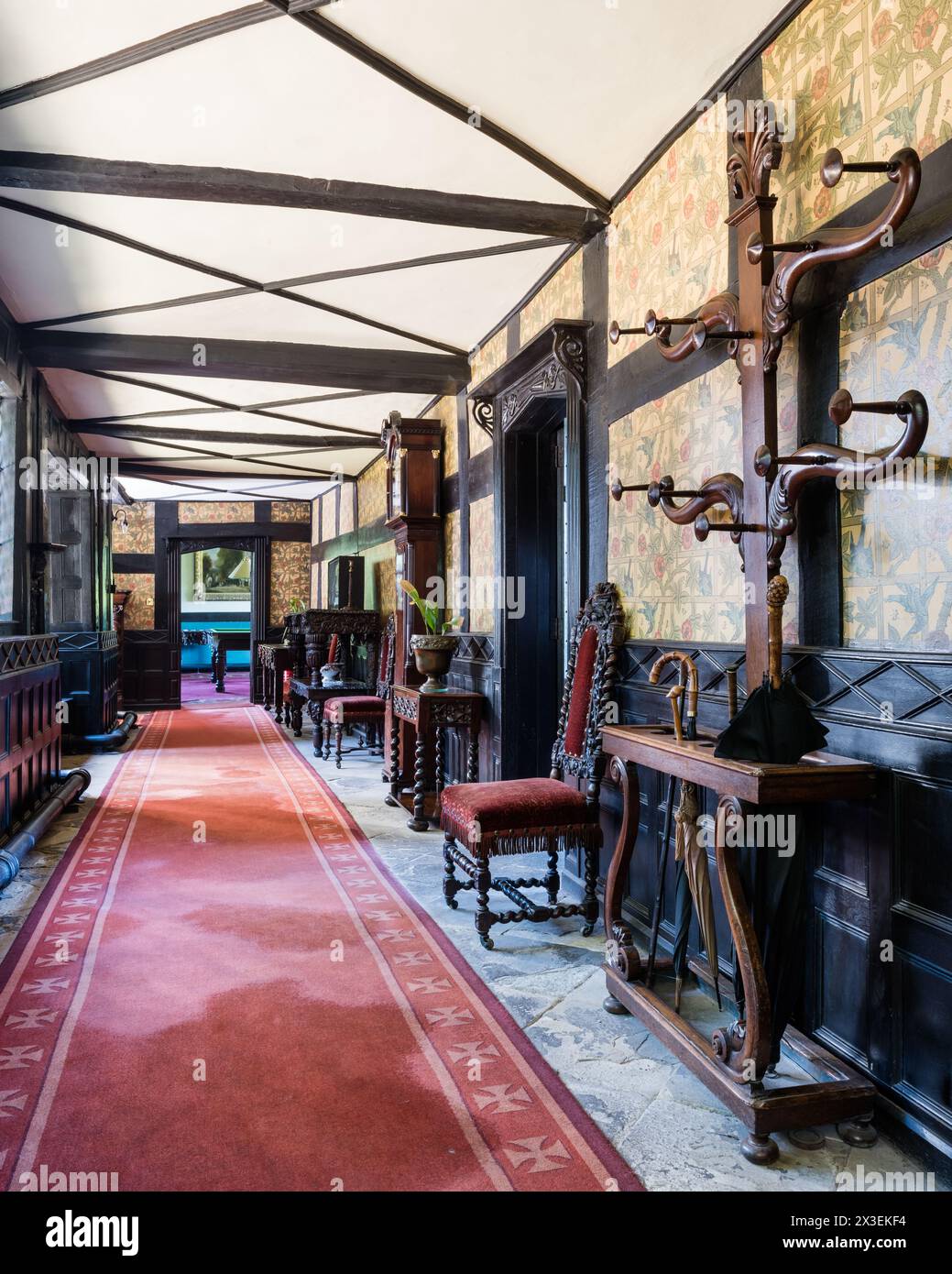 Appendiabiti in vecchio stile Speke Hall, residenza Tudor del National Trust di grado i, Liverpool, Inghilterra, Regno Unito. Foto Stock