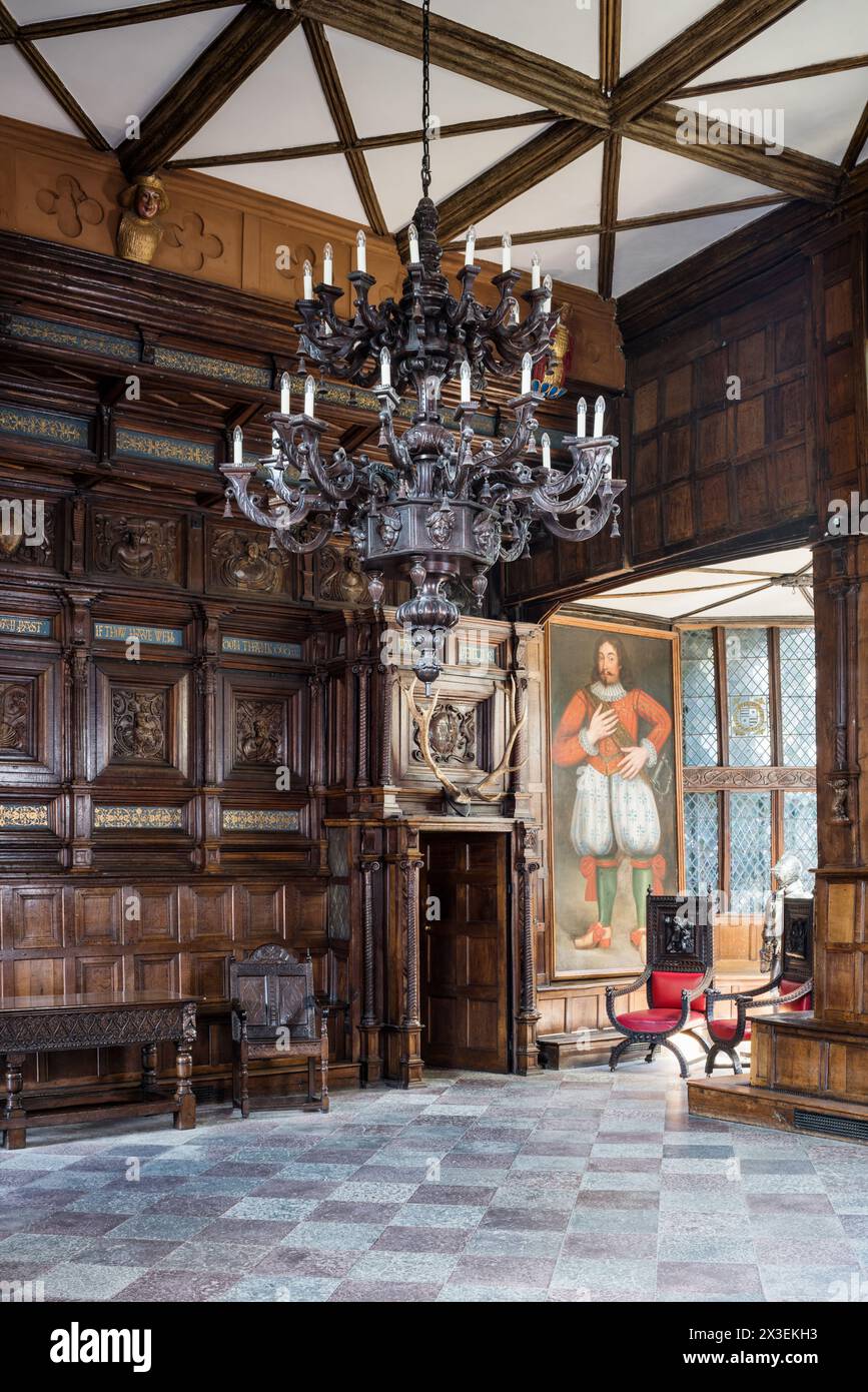 Lampadario nella grande sala di Speke Hall, residenza Tudor di primo livello del National Trust, Liverpool, Inghilterra, Regno Unito. Foto Stock