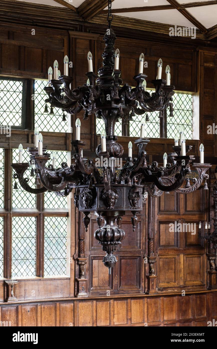 Candelabro antico a Speke Hall, residenza Tudor di prima classe del National Trust, Liverpool, Inghilterra, Regno Unito. Foto Stock