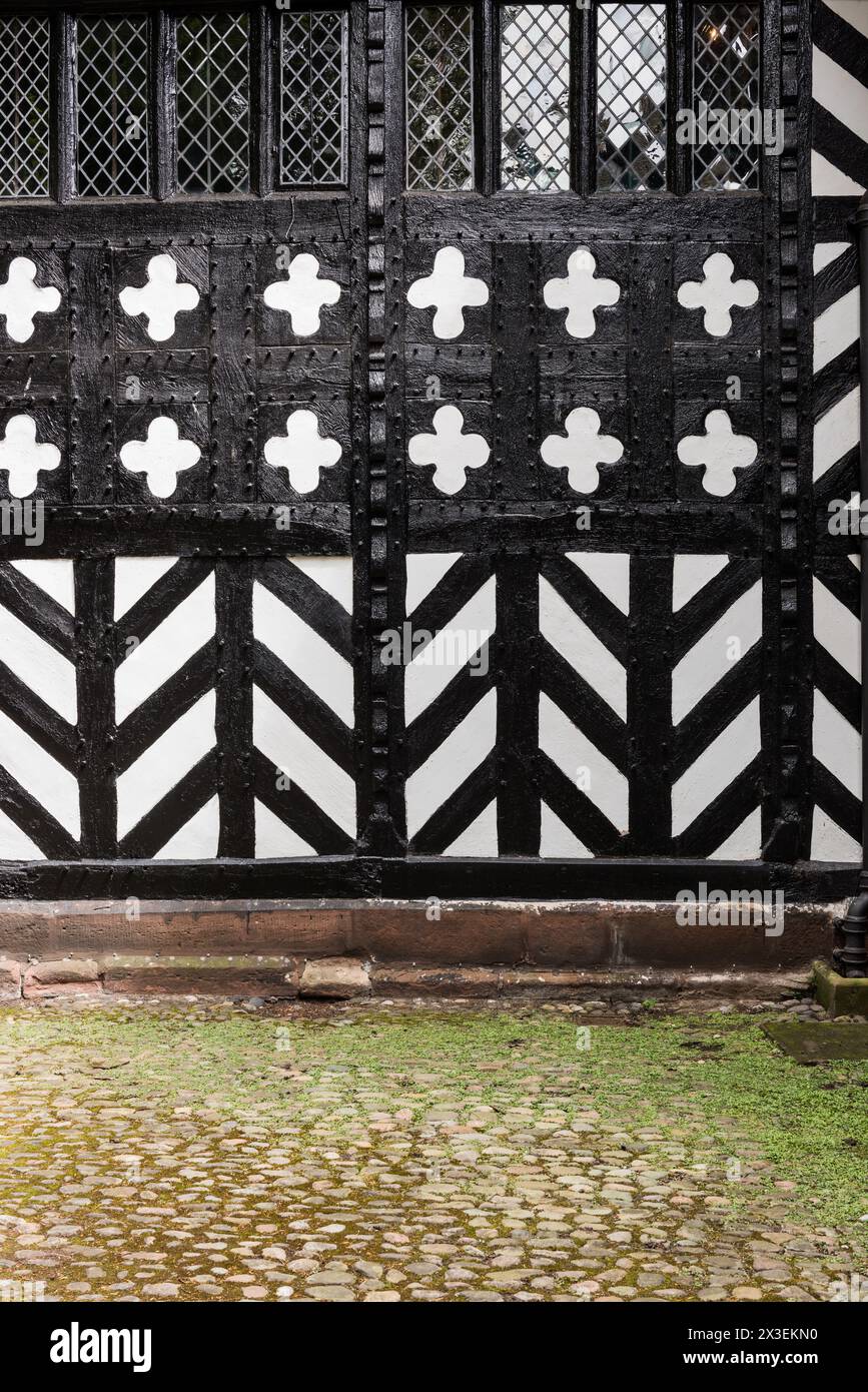 Esterno decorativo in stile wattle-and-daub presso la Speke Hall, residenza Tudor del National Trust di grado i, Liverpool, Inghilterra, Regno Unito. Foto Stock