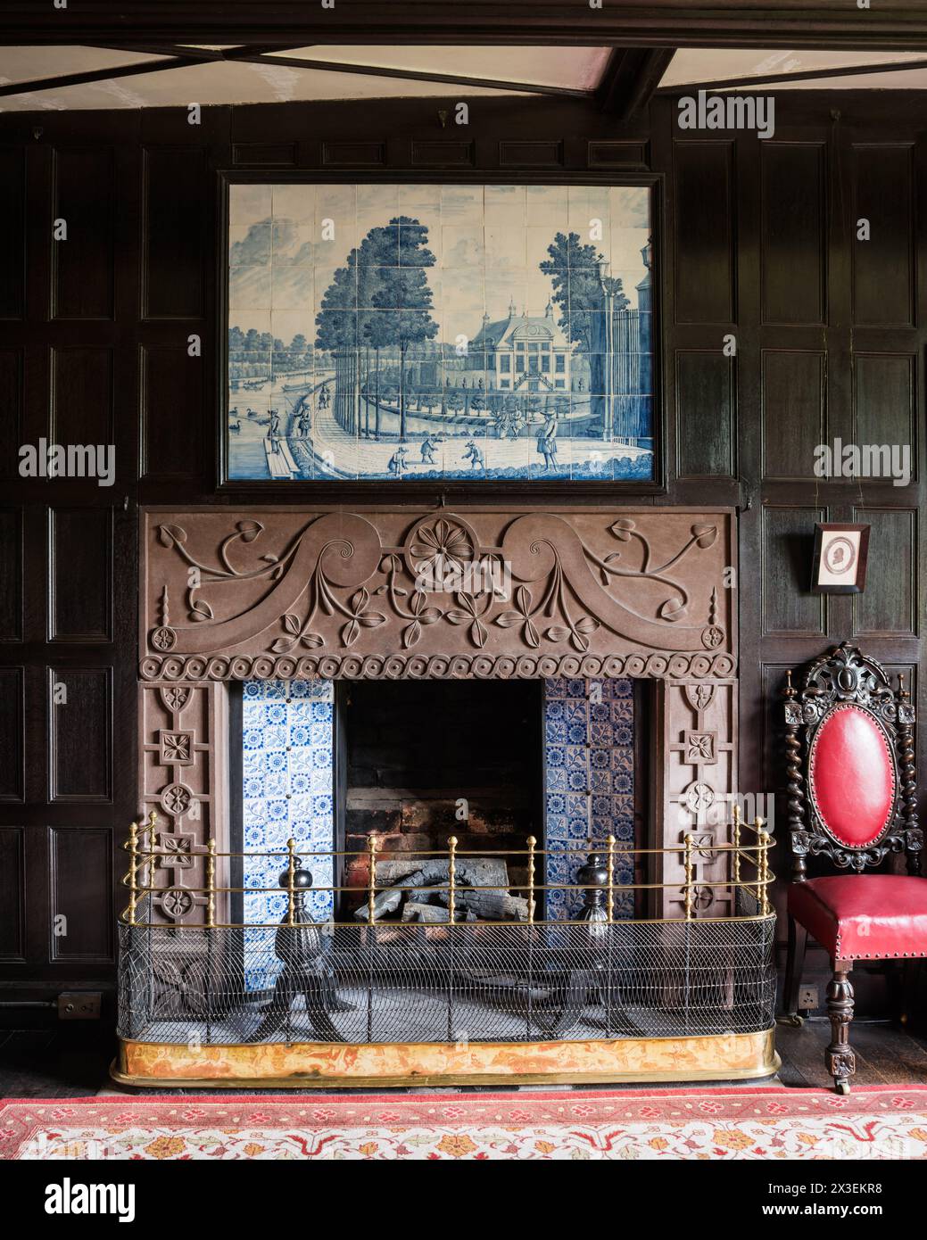 Caminetto decorativo presso la Speke Hall, residenza Tudor del National Trust di grado i, Liverpool, Inghilterra, Regno Unito. Foto Stock