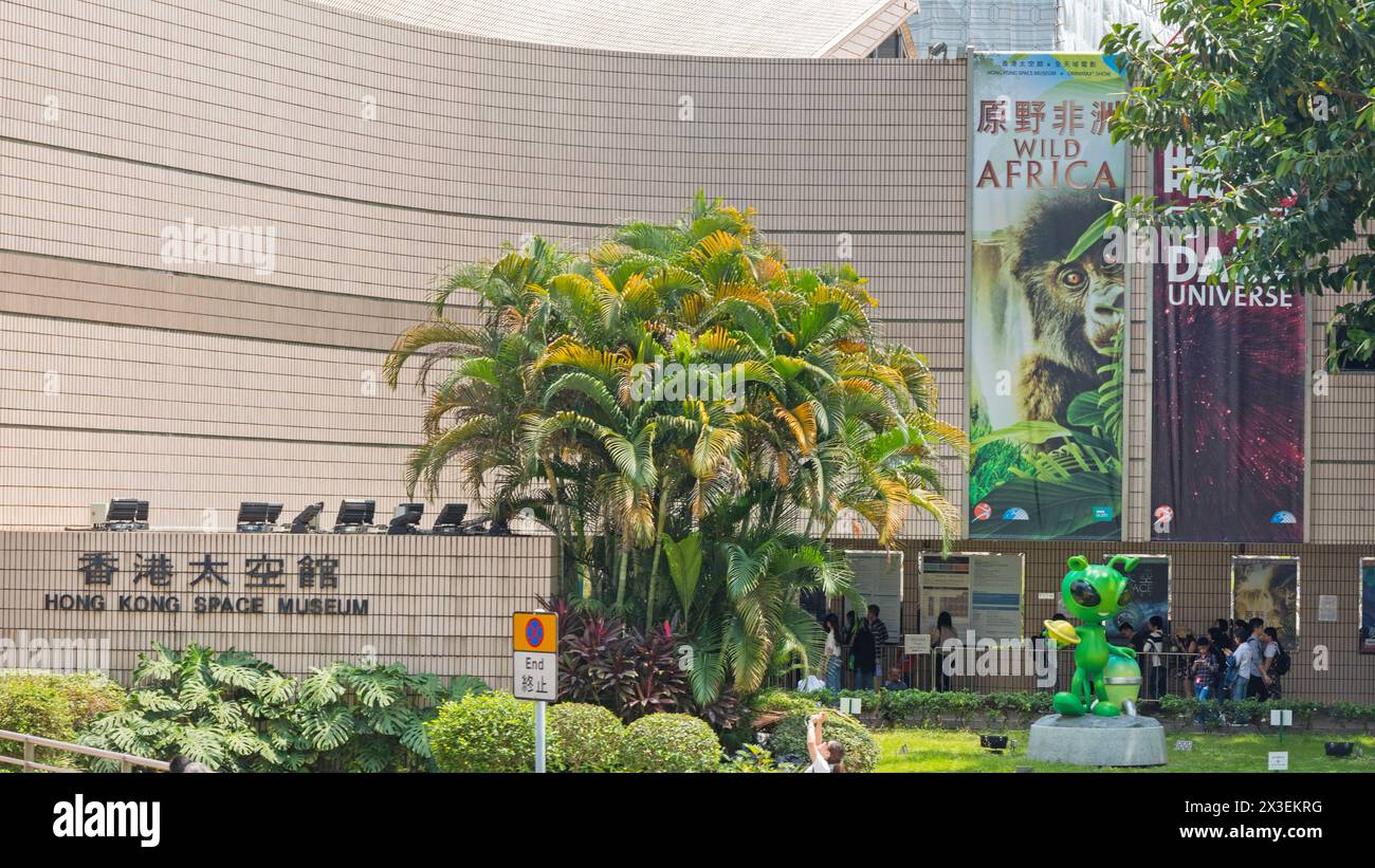 Hong Kong, Cina - 30 aprile 2017: Mascotte di figurina aliena verde di fronte all'Astronomy Space Science Museum Building Kowloon Sunny Spring Day. Foto Stock