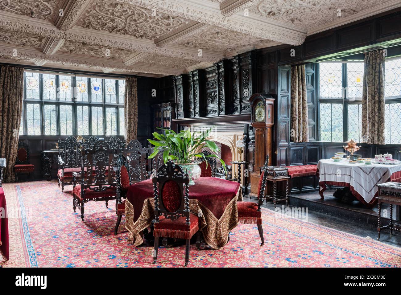 Sala da pranzo decorativa a soffitto presso la Speke Hall, residenza Tudor del National Trust di grado i, Liverpool, Inghilterra, Regno Unito. Foto Stock
