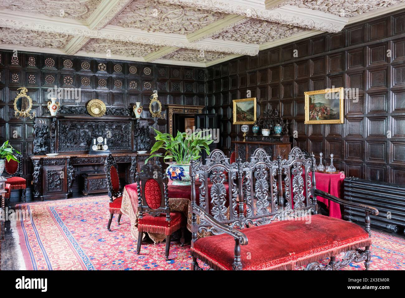 Sala da pranzo rivestita in pannelli di legno presso la Speke Hall, residenza Tudor del National Trust di grado i, Liverpool, Inghilterra, Regno Unito. Foto Stock