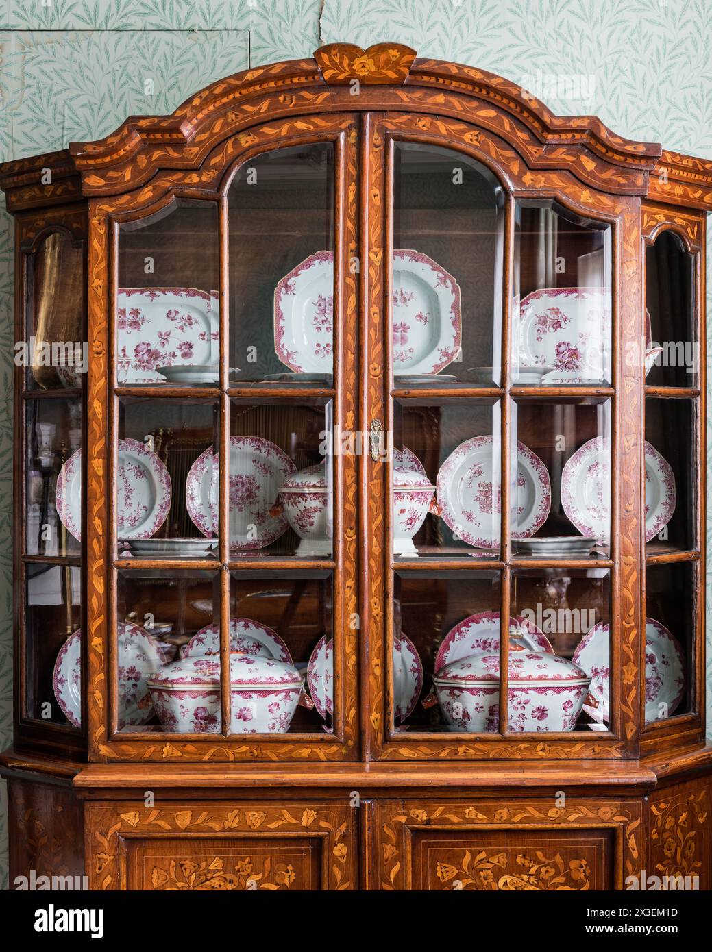 Antico chinaware in comò alla Speke Hall, residenza Tudor del National Trust di grado i, Liverpool, Inghilterra, Regno Unito. Foto Stock