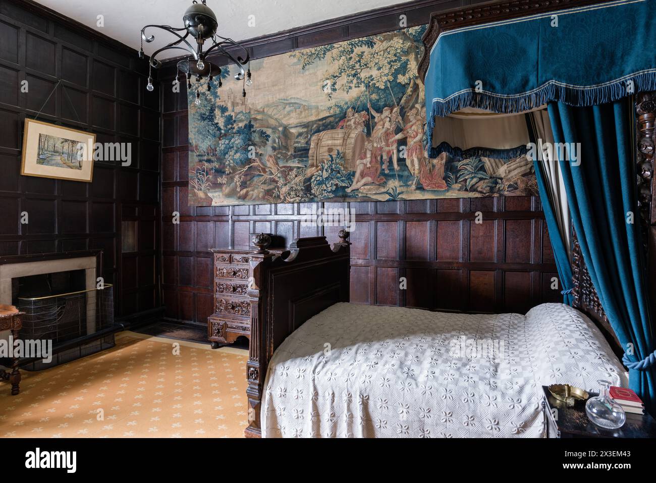 Tettoia del letto e tappezzeria a parete in Speke Hall, residenza Tudor di grado i, Liverpool, Inghilterra, Regno Unito. Foto Stock